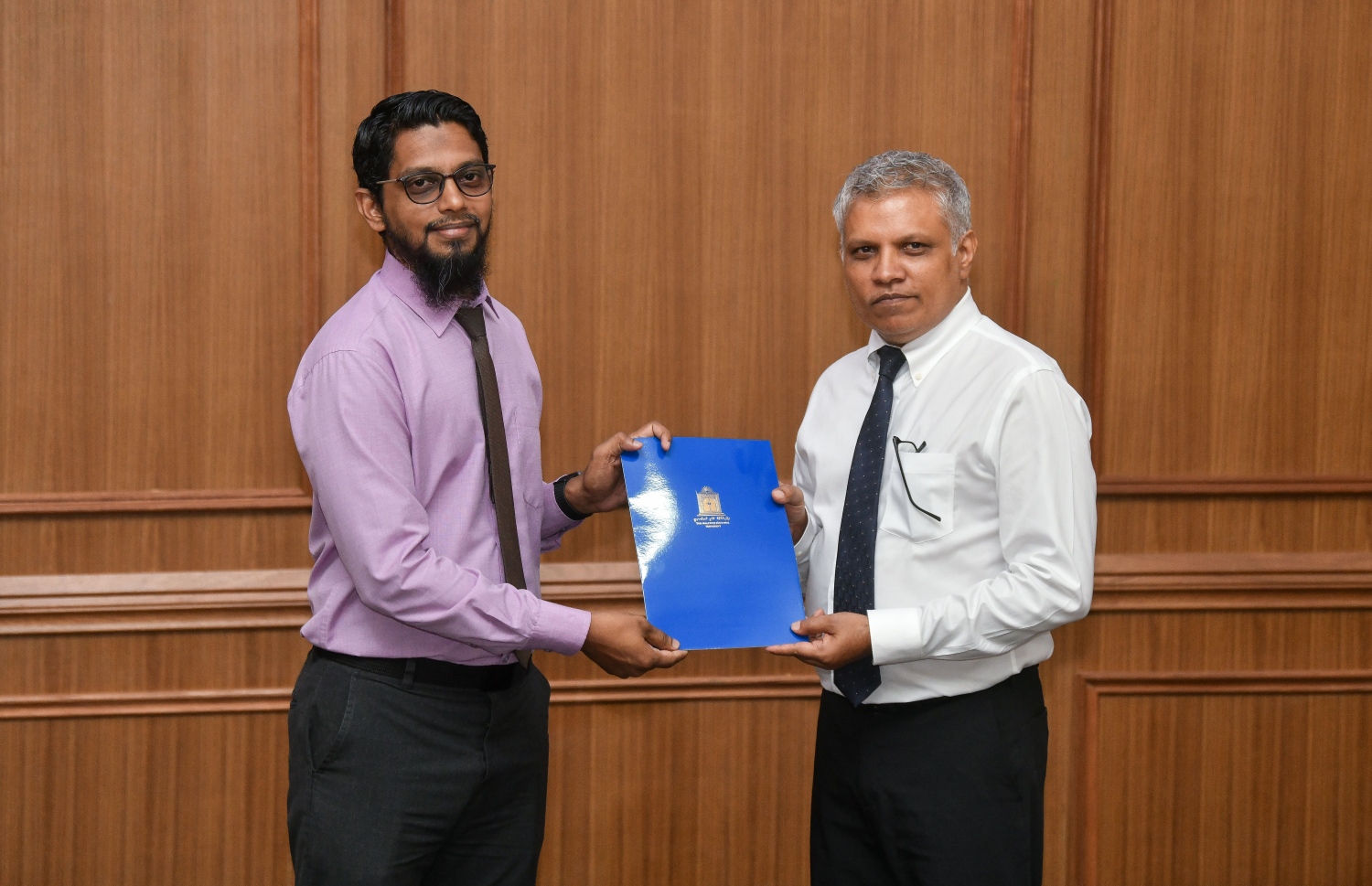 މިއަދުގެ ރަސްމިއްޔާތުގައި ވައިސް ޗާންސެލާ ޑރ. ޝަރީފް، ފޮތް ލިޔުމުގެ ގްރާންޓް ލިބުނު ފަރާތަކަށް ގްރާންޓް ހަވާލުކޮށްދެއްވަނީ --ފޮޓޯ: ފަޔާޒް މޫސާ | މިހާރު