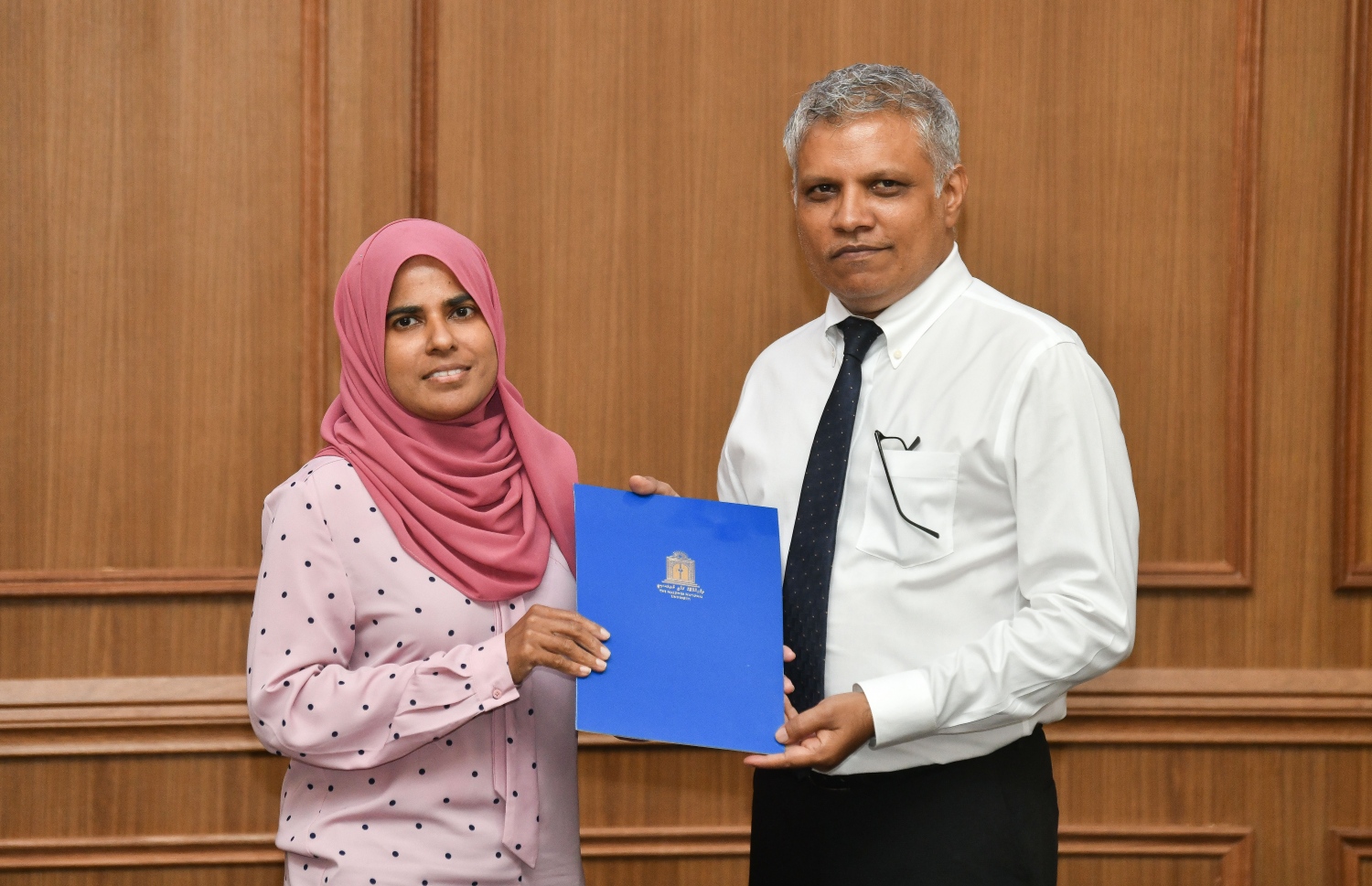 މިއަދުގެ ރަސްމިއްޔާތުގައި ވައިސް ޗާންސެލާ ޑރ. ޝަރީފް، ފޮތް ލިޔުމުގެ ގްރާންޓް ލިބުނު ފަރާތަކަށް ގްރާންޓް ހަވާލުކޮށްދެއްވަނީ --ފޮޓޯ: ފަޔާޒް މޫސާ | މިހާރު