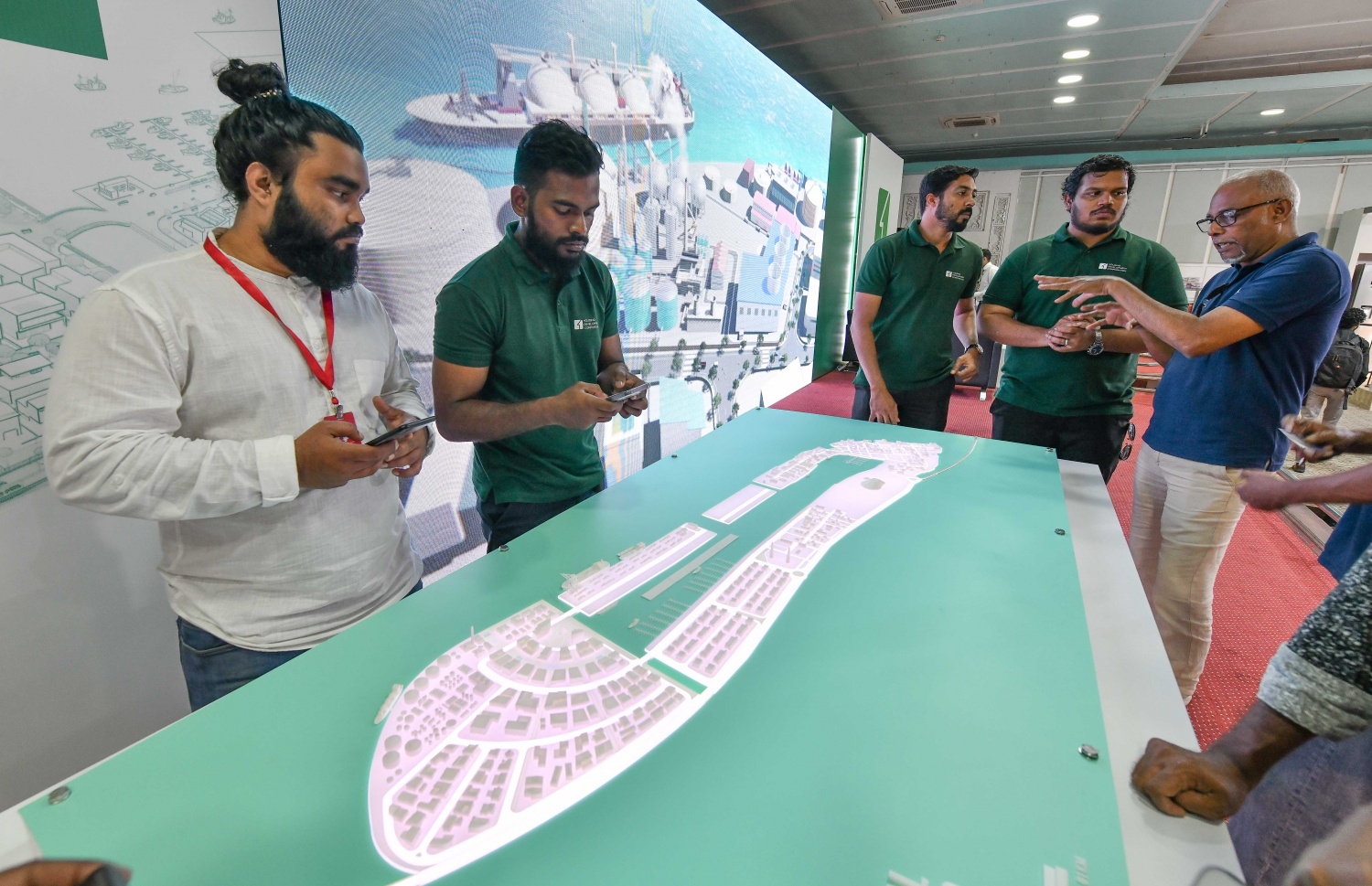 އިންޑަސްޓްރިއަލް ހަބެއްގެ ގޮތުގައި ކ. ތިލަފުށި ތަރައްގީކުރަން ރާވާފައި ގޮތުގެ މާސްޓަޕްލޭން އިފްތިތާހުކުރުމަށް ބޭއްވި ރަސްމިއްޔާތުގައި މަސައްކަތް ނިމުމުން ތިލަފުށި އޮންނާނެ ގޮތުގެ ޑިޒައިނެއް ދައްކާލަނީ -- ފޮޓޯ: ނިޝާން އަލީ | މިހާރު