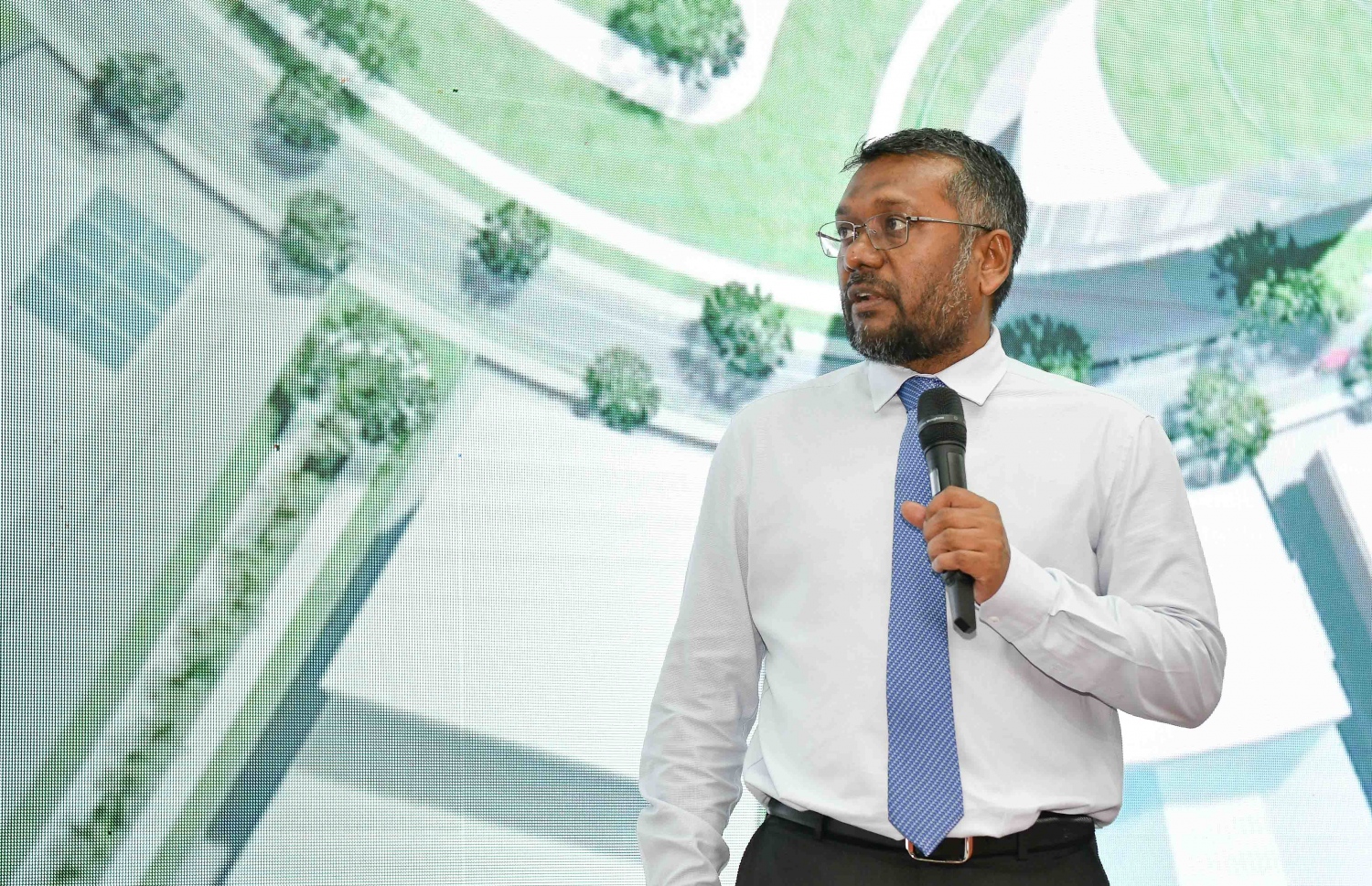 އިންޑަސްޓްރިއަލް ހަބެއްގެ ގޮތުގައި ކ. ތިލަފުށި ތަރައްގީކުރަން ރާވާފައި ގޮތުގެ މާސްޓަޕްލޭން އިފްތިތާހުކުރުމަށް ބޭއްވި ރަސްމިއްޔާތުގައި އިކޮނޮމިކް މިނިސްޓަރު ފައްޔާޒް އިސްމާއިލް ވާހަކަދައްކަވަނީ -- ފޮޓޯ: ނިޝާން އަލީ | މިހާރު