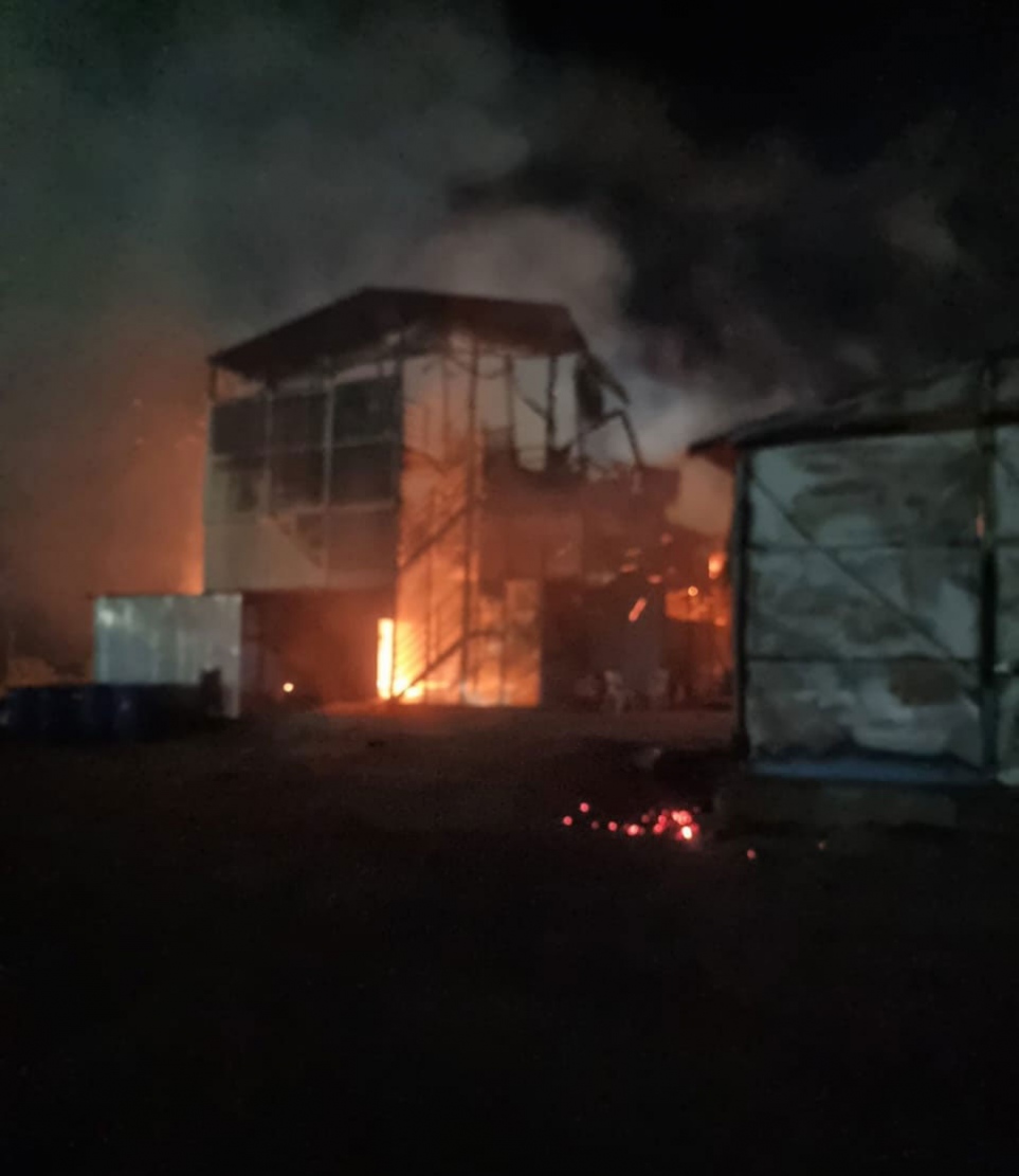 އެފްކޮންސްގެ ގުޅިފަޅުގެ އެކޮމަޑޭޝަން ބްލޮކްގައި ރޭ ދަންވަރު ރޯވެ އަނދަނީ.---ފޮޓޯ: އެމްއެންޑީއެފް