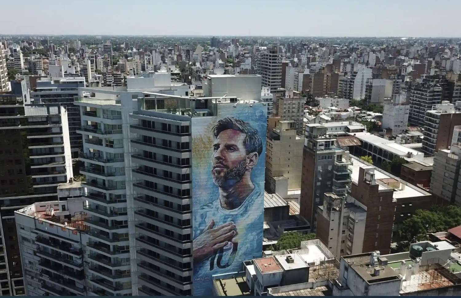 މެސީ އުޅެ ބޮޑުވި އާޖެންޓީނާގެ ރޮޒާރިއޯގައި ހުންނަ އިމާރާތެއްގައި މެސީގެ ބޮޑު ޕޯސްޓަރެއް ހަރުކޮށްފައި. --- ފޮޓޯ: އޭޕީ