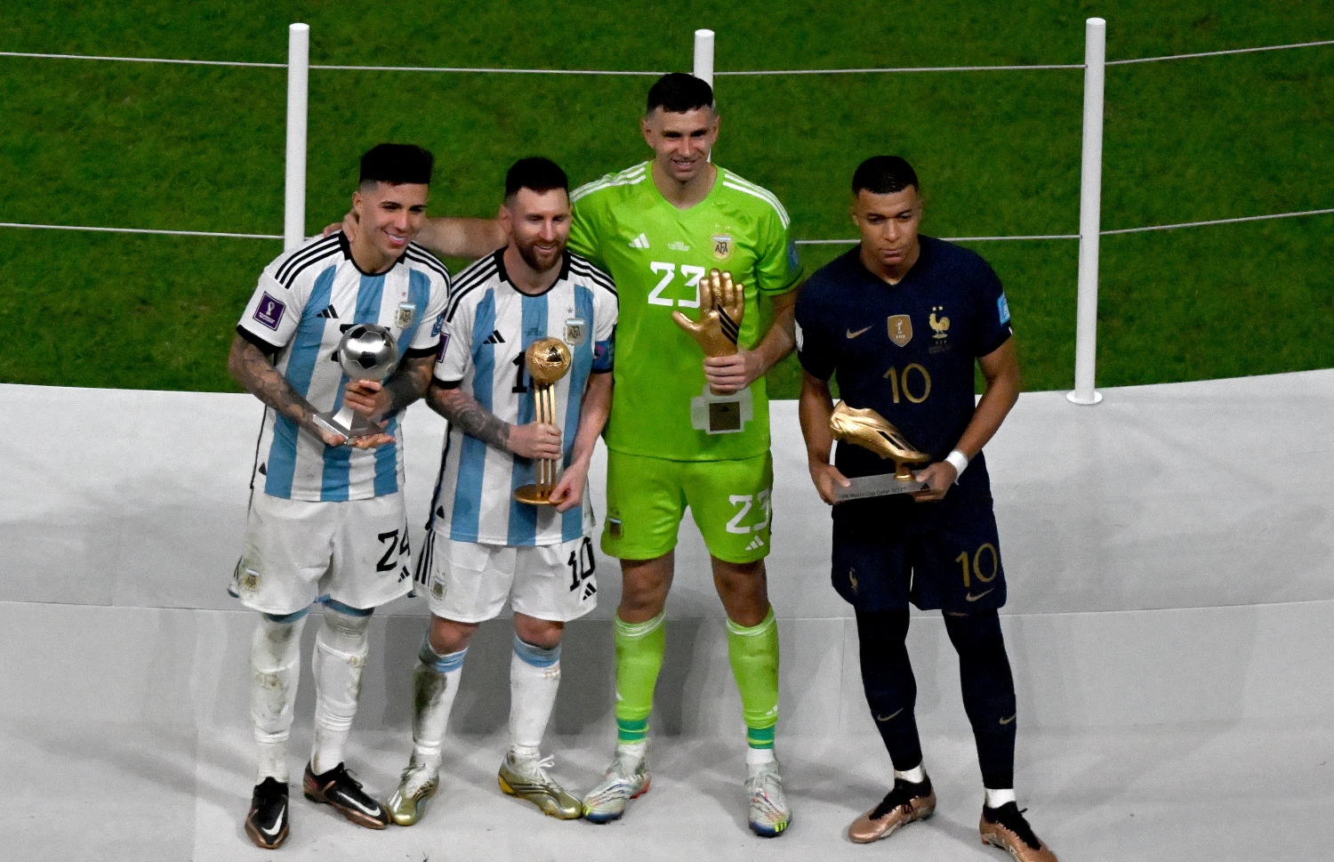 މުބާރާތުގެ އެންމެ ގިނަ ގޯލް ޖެހި ކުޅުންތެރިޔާ އެމްބާޕޭ، އެންމެ މޮޅު ކީޕަރު މާޓިނޭޒް، އެންމެ މޮޅު ކުޅުންތެރިޔާގެ އެވޯޑް ހޯދި މެސީ، އެންމެ މޮޅު ޒުވާން ކުޅުންތެރިޔާގެ އެވޯޑް ހޯދި އެންޒޯ ފެނާންޑޭޒް ފޮޓޯ އަކަށް ހުއްޓިލައިގެން --- ފޮޓޯ: އޭއެފްޕީ