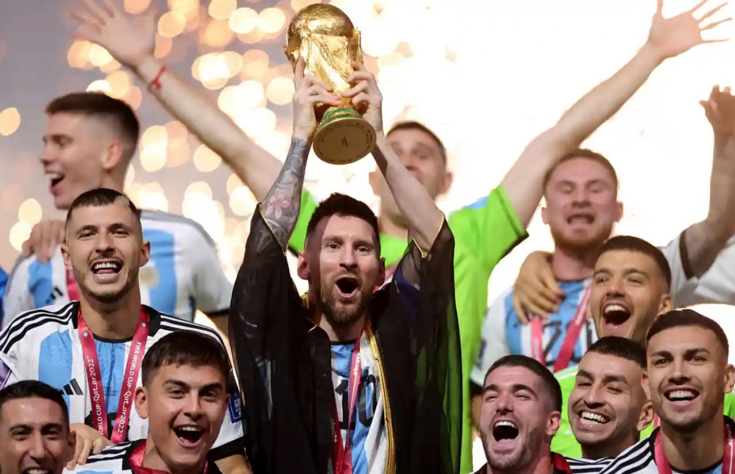 ވޯލްޑް ކަޕުގެ ޗެމްޕިއަންކަން އާޖެންޓީނާ އަށް ހޯދައި ދިނުމަށް ފަހު ކެޕްޓަން ލިޮނެލް މެސީ މުބާރާތުގެ ތަށި އުފުލާލަނީ --- ފޮޓޯ: އީޕީއޭ