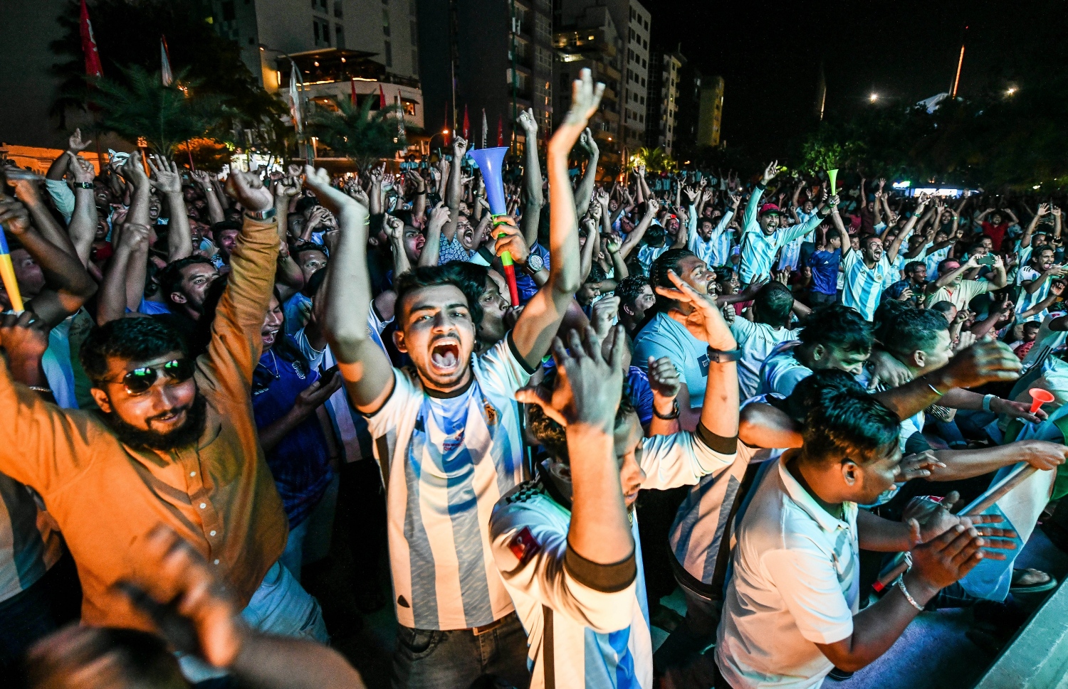 އާޖެންޓީނާ އިން ވޯލްޑް ކަޕް ކާމިޔާބުކުރުމާ ގުޅިގެން މާލޭގައި އެތައް ސަތޭކަ ބަޔަކު އުފާފާޅުކުރަނީ: މިރޭގެ ސެލެބްރޭޝަންގައި ދިވެހިންގެ އިތުރުން ރާއްޖޭގައި މަސައްކަތް ކުރާ ބަންގްލަދޭޝްގެ މީހުންގެ ހަރަކާތްތައް ވަކިން ފާހަގަކޮށްލެވޭ.--- ފޮޓޯ؛ ފަޔާޒު މޫސާ | މިހާރު