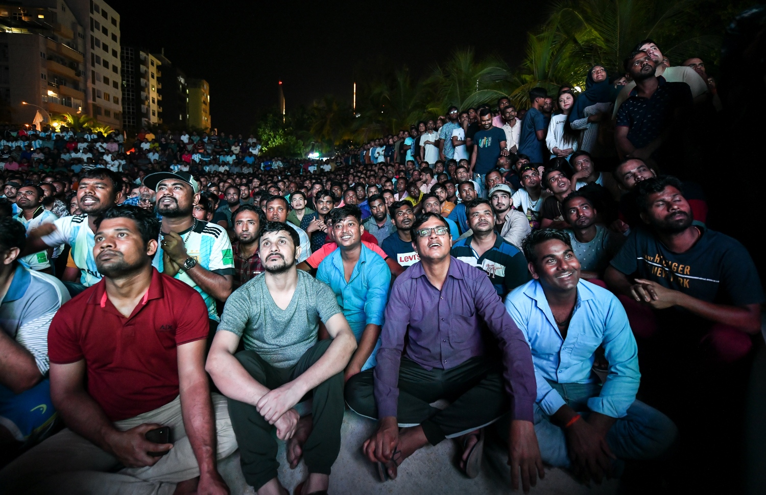 ފްރާންސާއި އާޖެންޓީނާ ކުޅުނު މި އަހަރުގެ ވޯލްޑްކަޕް ފައިނަލް މެޗު ބަލަން މާލޭގެ އާޓިފިޝަލް ބީޗަށް މީހުން ޖަމާވެފައި: މީގެ ތެރޭގައި ގިނައީ ބަންގްލަދޭޝްގެ ސަޕޯޓަރުން.--- ފޮޓޯ: ފަޔާޒު މޫސާ | މިހާރު