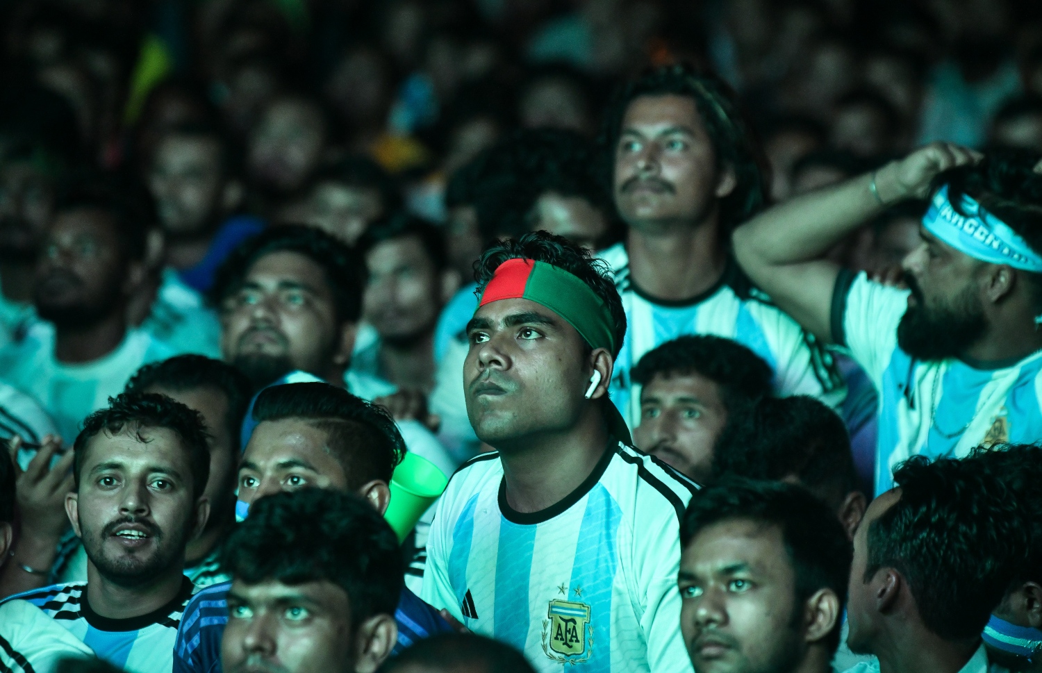 މިރޭ ކުޅުނު ވޯލްޑްކަޕް ފައިނަލް މެޗު ބަލަން ރާއްޖޭގައި މަސައްކަތްކުރާ ބިދޭސިން އާޖެންޓީނާ ޖާޒީ ލައިގެން އާޓިފިޝަލް ބީޗް ސަރަަހައްދުގައި މެޗު ބަލަނީ.--- ފޮޓޯ: ފަޔާޒު މޫސާ | މިހާރު