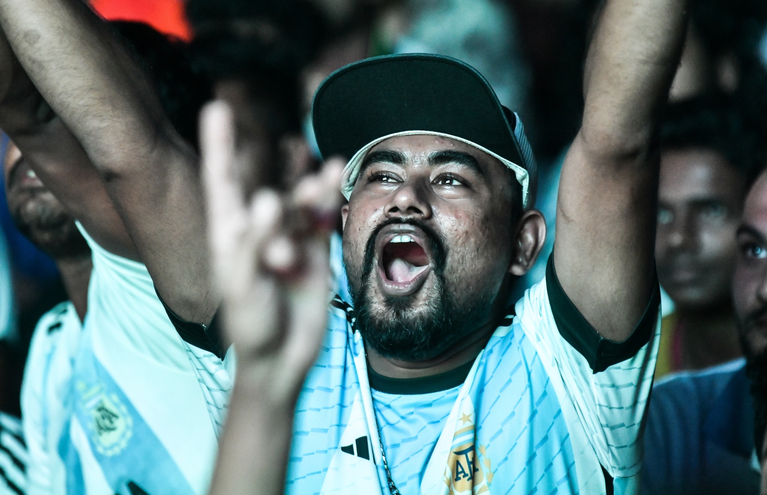 އާޖެންޓީނާ އިން ފްރާންސް ކޮޅަށް ލަނޑު ޖެހުމުން އެ ޓީމު ސަޕޯޓަރުން އުފާފާޅުކުރަނީ.--- ފޮޓޯ: ފަޔާޒު މޫސާ | މިހާރު