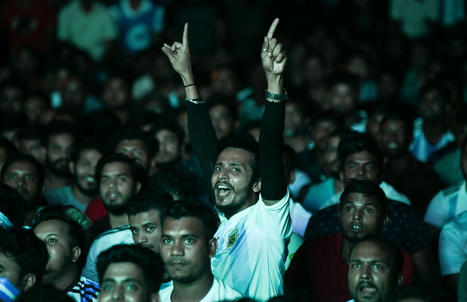 އާޓިފިޝަލް ބީޗު ސަރަހައްދުގައި އާޖެންޓީނާގެ ސަޕޯޓަރަކު މެޗު ބަލަނީ -- ފޮޓޯ: ފަޔާޒު މޫސާ | މިހާރު