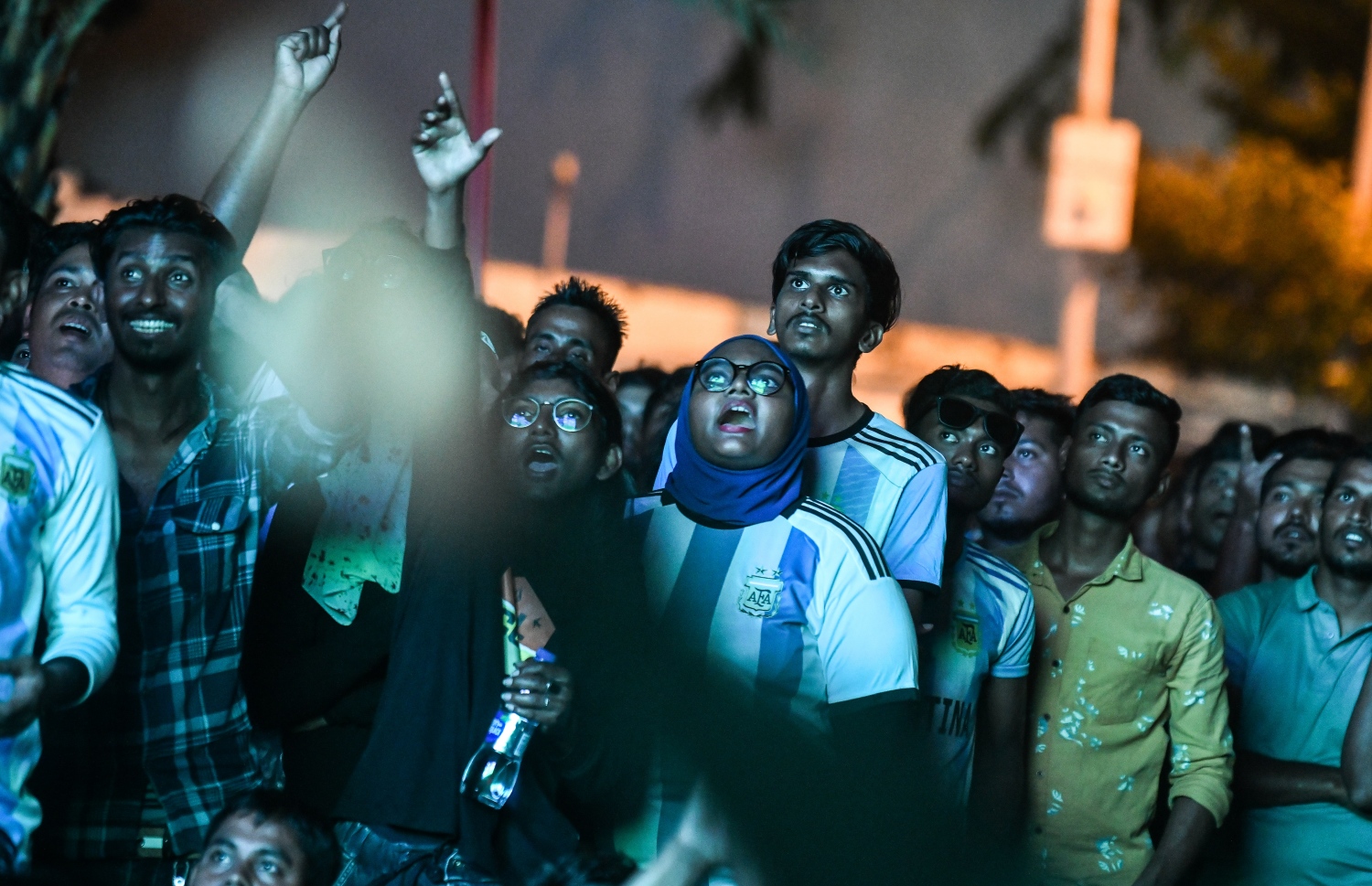 އާޓިފިޝަލް ބީޗު ސަރަހައްދުގައި އާޖެންޓީނާގެ ސަޕޯޓަރުން މެޗު ބަލަނީ: ދިވެހިންގެ އިތުރުނަ އެތައް ސަތޭކަ ބިދޭސީންނެއް ވެސް ވަނީ އެ ސަރަހައްދުގައި މެޗު ބަލައި، އާޖެންޓީނާގެ ކާމިޔާބީގައި ބައިވެރިވެފައި.--- ފޮޓޯ: ފަޔާޒު މޫސާ | މިހާރު