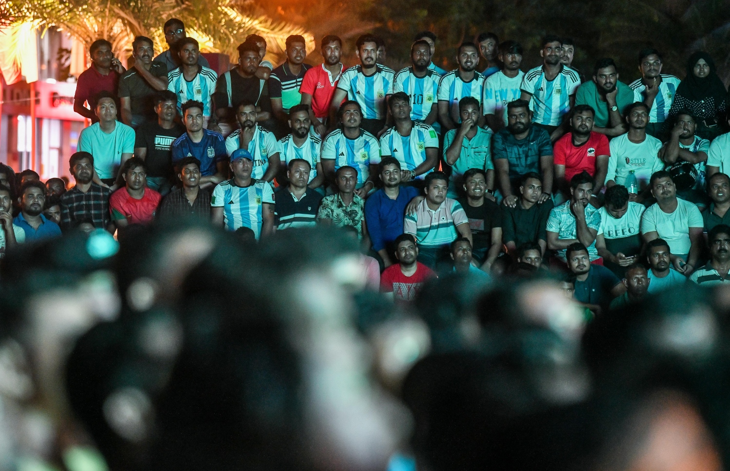 ވޯލްޑްކަޕް ކާމިޔާބުކުރި އާޖެންޓީނާގެ ސަޕޯޓަރުން އާޓިފިޝަލް ބީޗު ސަރަހައްދުގައި ފްރާންސް-އާޖެންޓީނާގެ ފައިނަލް މެޗު ބަލަނީ.---ފޮޓޯ: ފަޔާޒު މޫސާ | މިހާރު