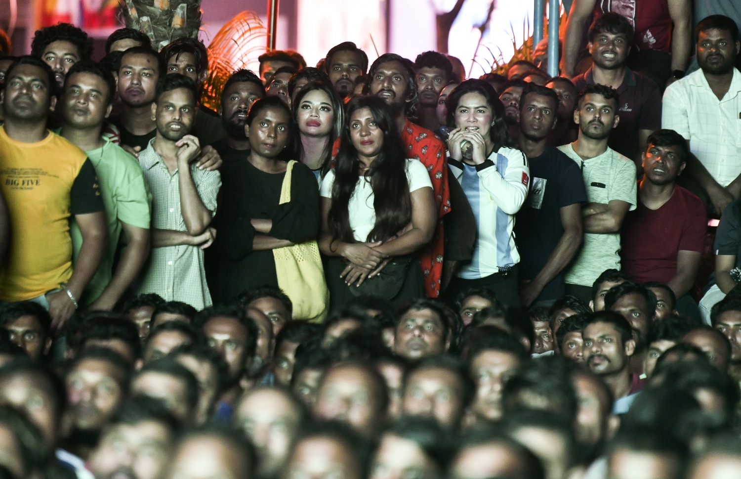 މި ފަހަރުގެ ވޯލްޑް ކަޕްގެ ފައިނަލް މެޗު ބަލަން އާޓިފިޝަލް ބީޗް ސަރަހައްދަށް ޖަމާވި ބައެއް މީހުން: މި އަހަރުގެ ވޯލްޑް ކަޕްގައި އެންމެ ފޯރި ނެގި އެއް ސަރަހައްދަކީ މިއީ.---ފޮޓޯ: ފަޔާޒު މޫސާ| މިހާރު