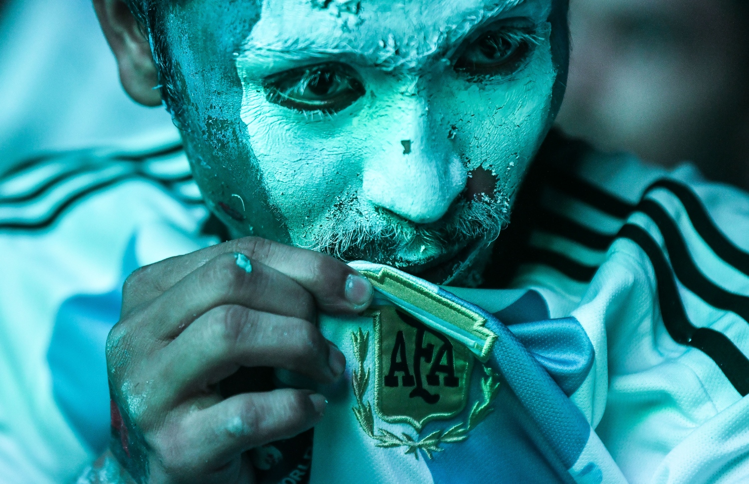 ފްރާންސާއި އާޖެންޓީނާ ކުޅުނު މި އަހަރުގެ ވޯލްޑްކަޕް ފައިނަލް މެޗު ބަލަން މާލޭގެ އާޓިފިޝަލް ބީޗް ސަރަހައްދަށް ދިޔަ އާޖެންޓީނާގެ ބަންގްލަދޭޝްގެ ސަޕޯޓަރަކު އާޖެޓީނާގެ ޖާޒީ ދައްކާލަނީ: ބަންގްލަދޭޝްގެ މީހުންނަށް އެންމެ ކަމުދަނީ އާޖެންޓީނާ.--- ފޮޓޯ: ފަޔާޒު މޫސާ | މިހާރު