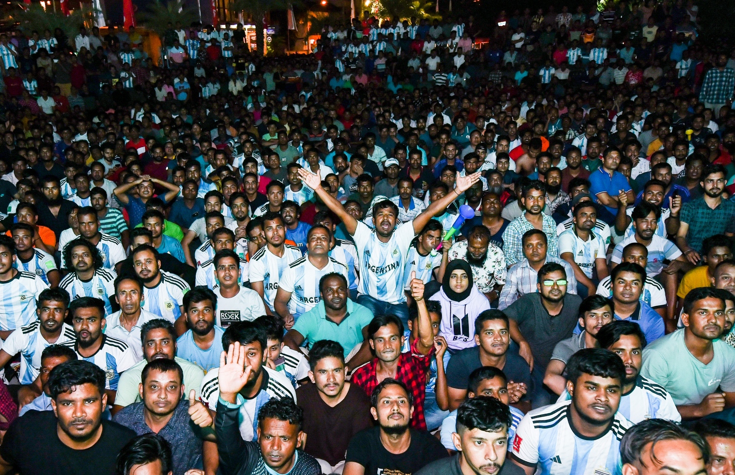 ދިވެހިންނާއި ބިދޭސީން އާޓިފިޝަލް ބީޗު ސަރަހައްދުގައި ގައި މިރޭގެ ފައިނަލް މެޗު ބަލަނީ.--- ފޮޓޯ: ފަޔާޒު މޫސާ | މިހާރު