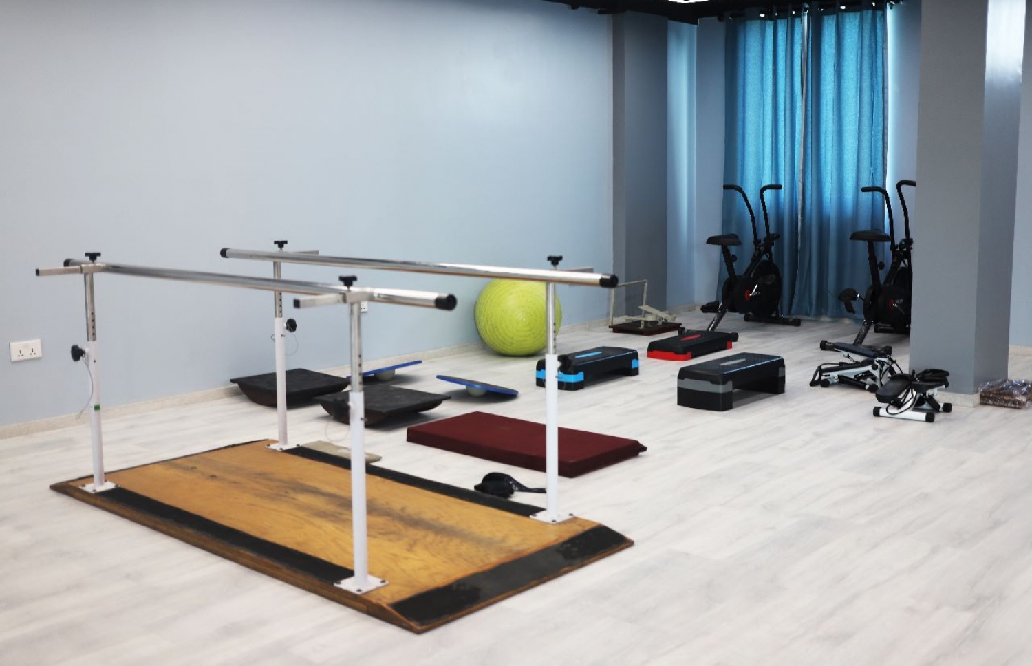 ފިޒިއޮތެރަޕީ ޑިޕާޓުމަންޓުގެ އެތެރެ. ސްޕޯޓްސް އިންޖަރީތަކަށް ވެސް އެ ތަނުން ރިހިބިލިޓޭޓު ކޮށްދޭނެ. -- ފޮޓޯ: އޭޑީކޭ