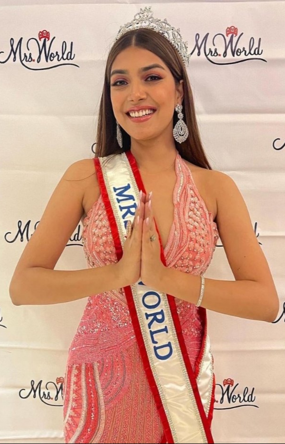 އިންޑިއާ އަށް 21 އަހަރަށް ފަހު "މިސަސް ވޯލްޑް" ލަގަބް ހޯދައިދިން ސަރްގަމް