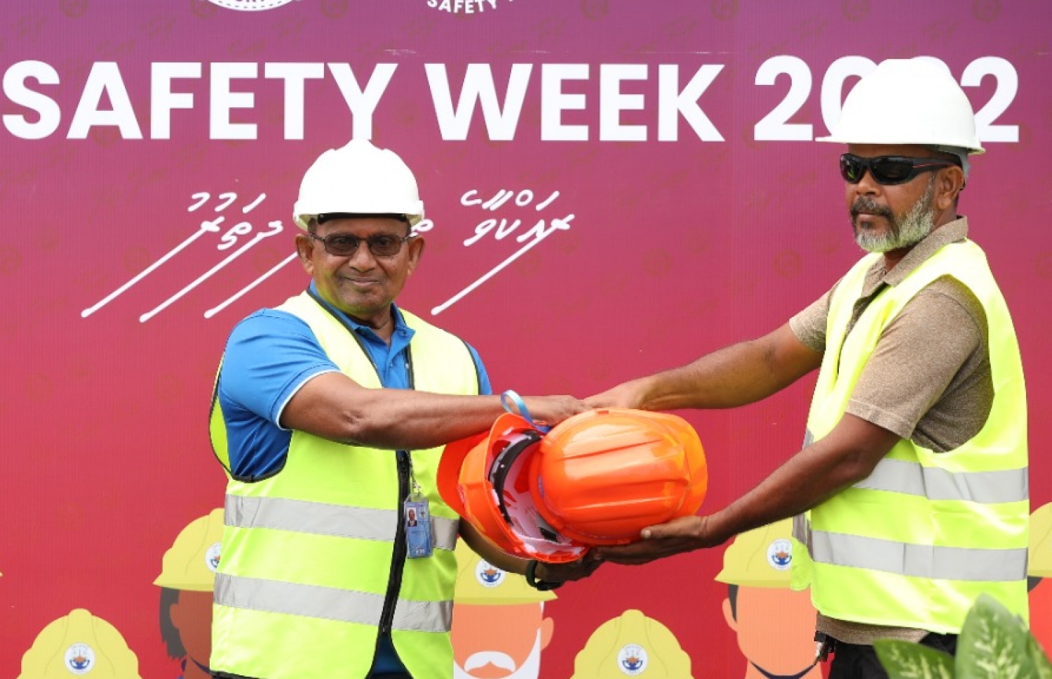 ހިތްވަރުދިނުމުގެ ގޮތުން މަޖޫރީންނަށް ހެލްމެޓު ހަވާލު ކުރަނީ --ފޮޓޯ: އެމްޕީއެލް