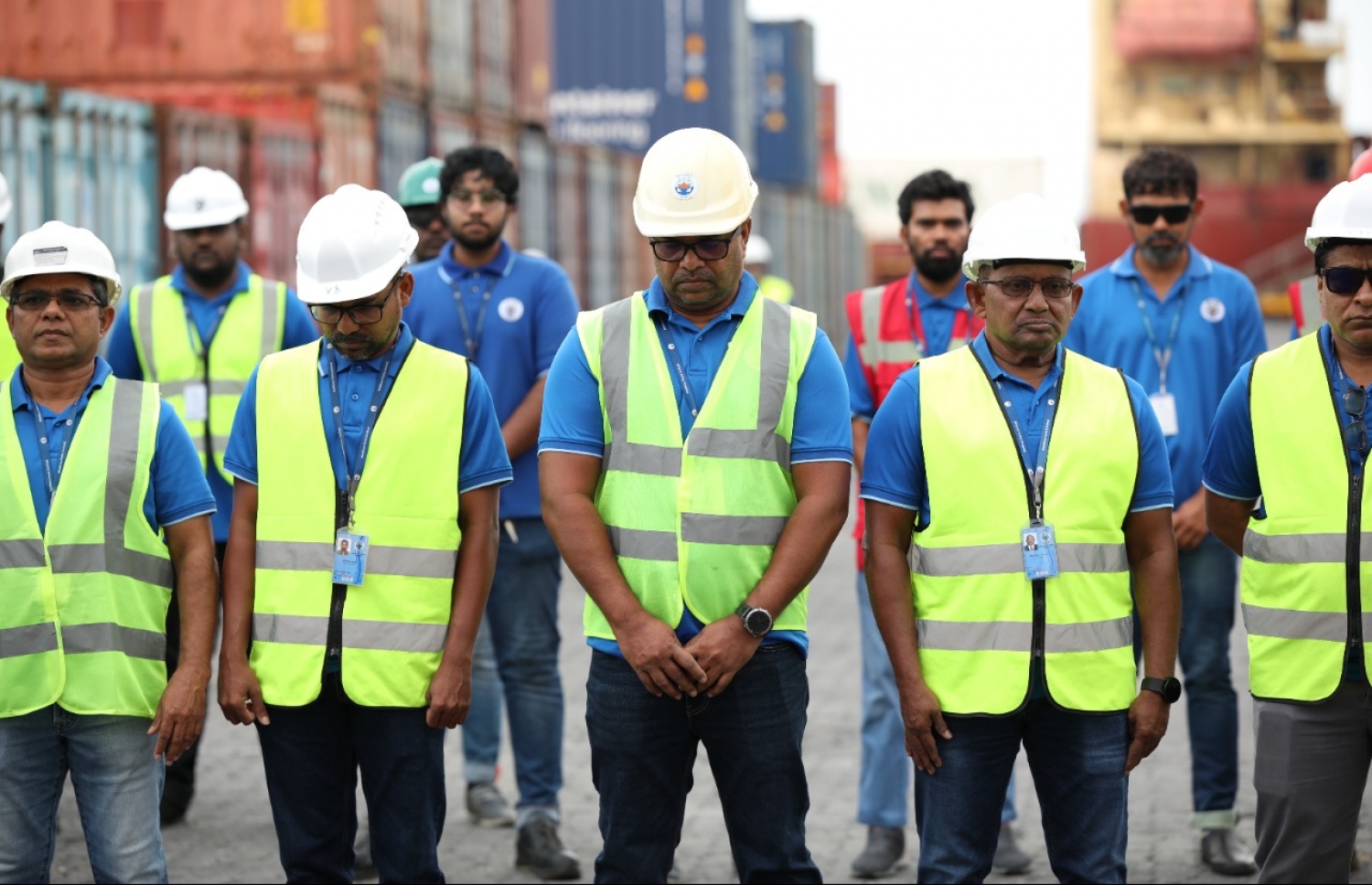 މާލެ ވިޔަފާރި ބަނދަރުގައި ހިނގި ނުރައްކާތެރި ހާދިސާ ތަކުގައި ފުރާނަ ގެއްލުނު މީހުންގެ ހަނދާނުގައި އޮތް ސުކޫތުގައި ބައިވެރިވަނީ. ---ފޮޓޯ: އެމްޕީއެލް