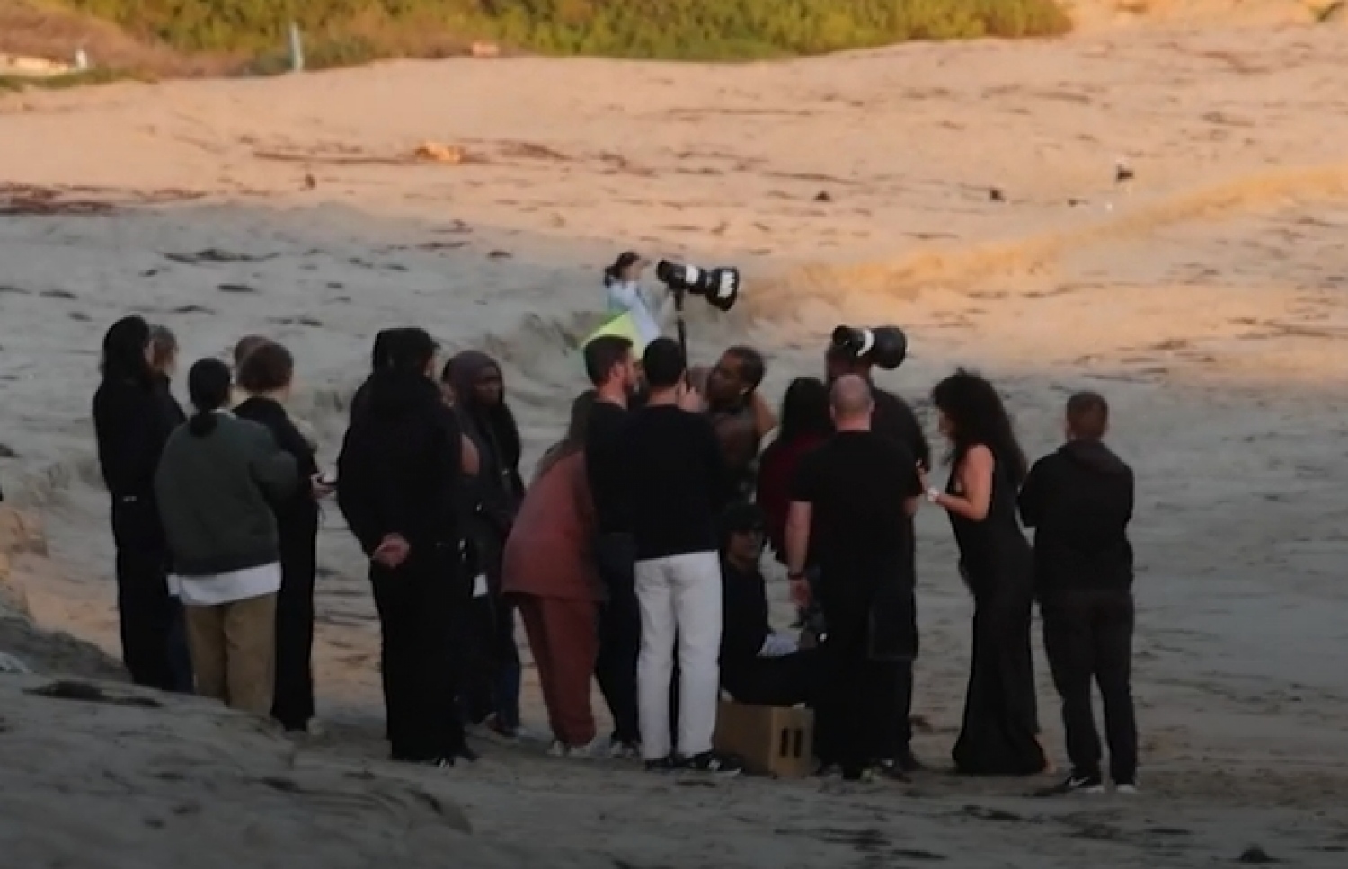 ރިއާނާ އަދި އޭސެޕް ދަރިފުޅާ އާއިލާއާ އެކު ފޮޓޯ ޝޫޓެއްގައި --ފޮޓޯ: ޓީއެމްޒީ