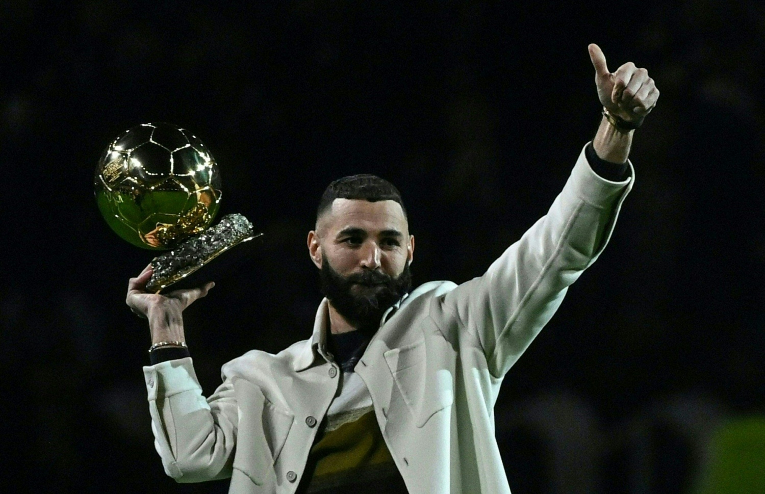 ބެލޮންޑިއޯ އެވޯޑާ އެކު ބެންޒެމާ.-- ފޮޓޯ: އޭއެފްޕީ