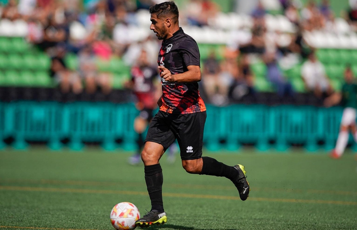 ސްޕެނިޝް ކަޕުގެ ފުރަތަމަ ބުރުގެ މެޗުގައި ބޯހަސް ކުޅެނީ. -- ފޮޓޯ: އެތުލެޓިކޯ ޕާސޯ