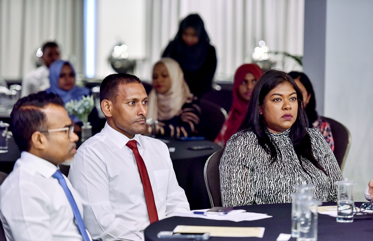 ޕީޖީ އޮފީހާ ގުޅޭ މައުލޫމާތާއި ތަފާސްހިސާބު ލިބޭ ތިން ޕޯޓަލެއް ލޯންޗުކުރަން ބޭއްވި ރަސްމިއްޔާތުގައި ސުޕްރީމް ކޯޓުގެ ފަނޑިޔާރު ޝުޖޫން އަދި ޕީޖީ ޝަމީމް ބައިވެރިވެވަޑައިގަންނަވަނީ.-- ފޮޓޯ: ނިޝާން އަލީ/ މިހާރު