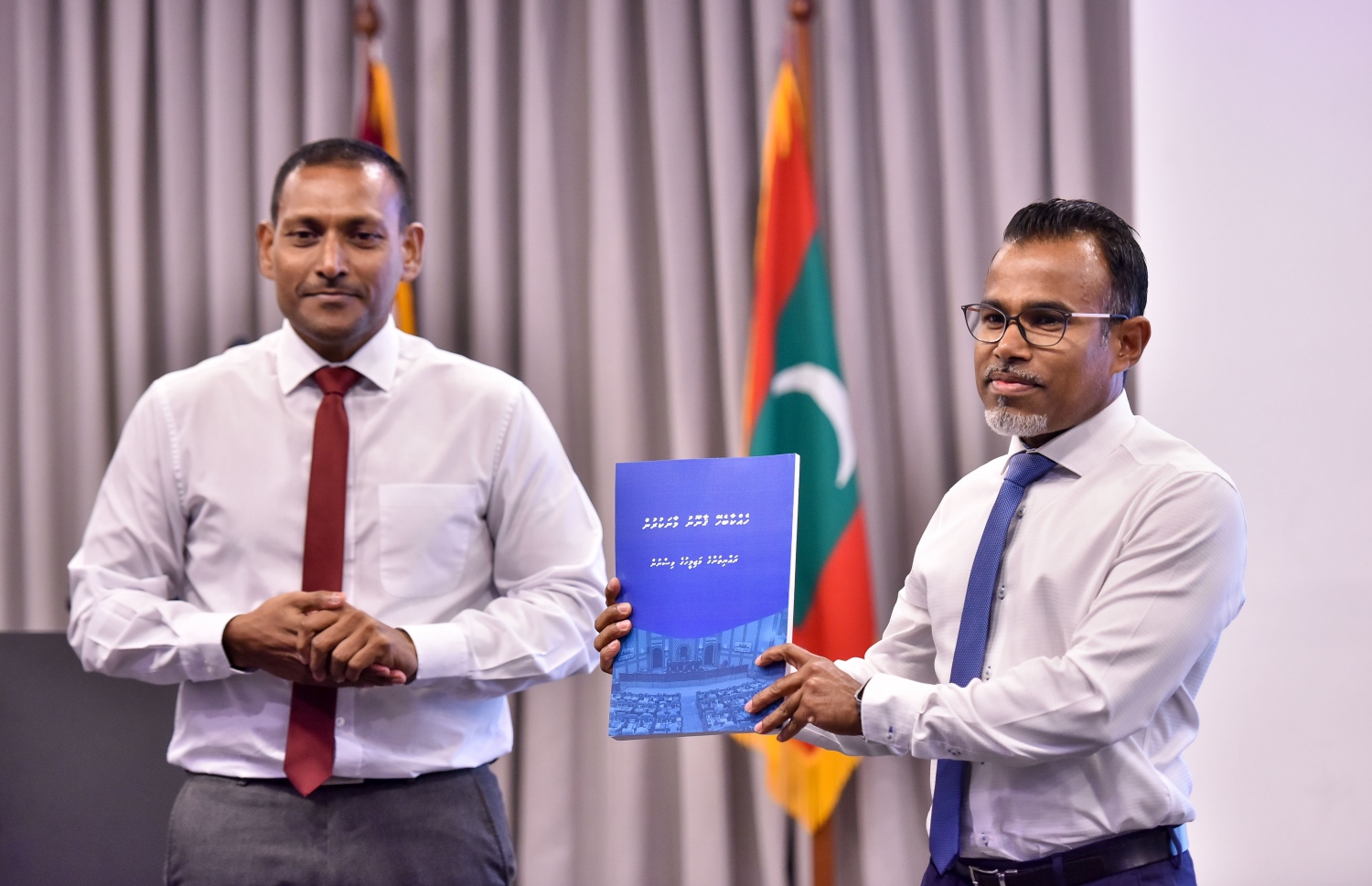 ޕީޖީ އޮފީހާ ގުޅޭ މައުލޫމާތާއި ތަފާސްހިސާބު ލިބޭ ތިން ޕޯޓަލެއް ލޯންޗުކުރަން ބޭއްވި ރަސްމިއްޔާތުގައި، ހެއްކާ ބެހޭ ގާނޫނު މާނަކުރުމުގެ ފޮތެއް، އޭޖީ ރިފްއަތު (ކ) ނެރެދއްވަނީ.-- ފޮޓޯ: ނިޝާން އަލީ/ މިހާރު