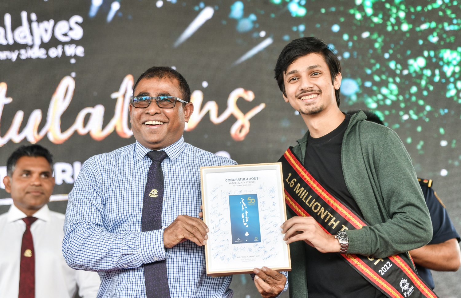 1.6 މިލިއަން ވަނަ ޓޫރިސްޓަށް ހާއްސަ ހަދިޔާއެއް ޓޫރިޒަމް މިނިސްޓަރު މައުސޫމު އަރުވަނީ--ފޮޓޯ:ފަޔާޒް މޫސާ | މިހާރު