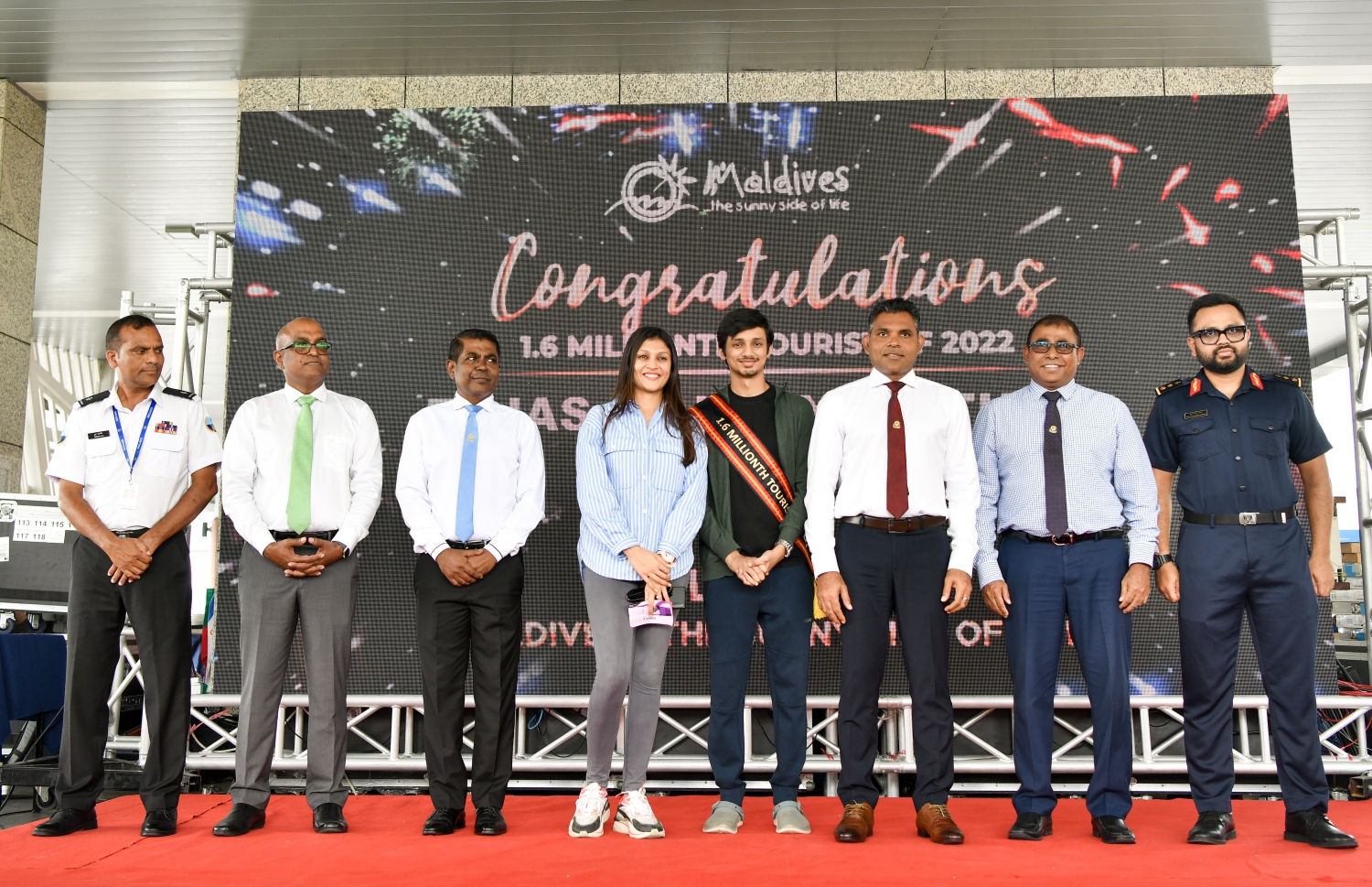 1.6 މިލިއަން ވަނަ ޓޫރިސްޓާ އެކު ނައިބު ރައީސް ފައިސަލް ނަސީމާއި ޓޫރިޒަމް މިނިސްޓަރު ޑރ.އަބްދުﷲ މައުސޫމާޢި އެމްއެމްޕީއާރްސީގެ މެނޭޖިން ޑިރެކްޓަރު އަހުމަދު ތޮއްޔިބު ފޮޓޯއަކަށް ހުއްޓިގެން--ފޮޓޯ:ފަޔާޒް މޫސާ/މިހާރު