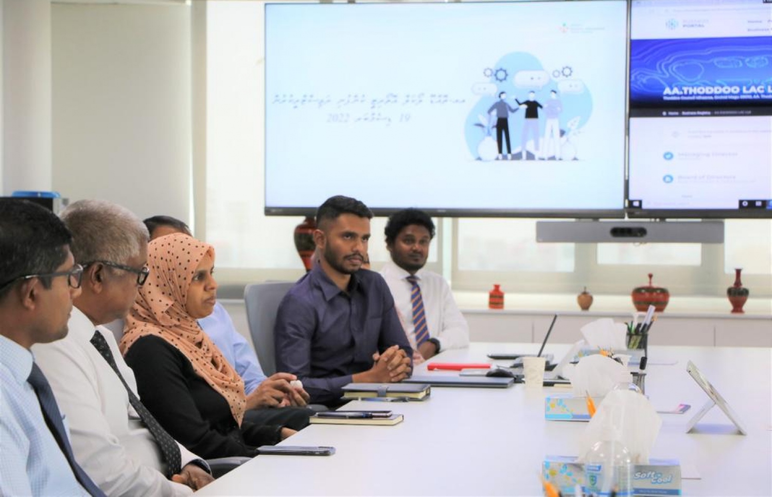 އއ. ތޮއްޑޫ ކައުންސިލުން އުފެއްދި ކުންފުނީގެ ރަޖިސްޓްރީ ހަވާލުކުރުމަށް އިކޮނޮމިކް މިިނިސްޓްރީގައި ބޭއްވި ރަސްމިއްޔާތު -- ފޮޓޯ: އިކޮނޮމިކް މިނިސްޓްރީ