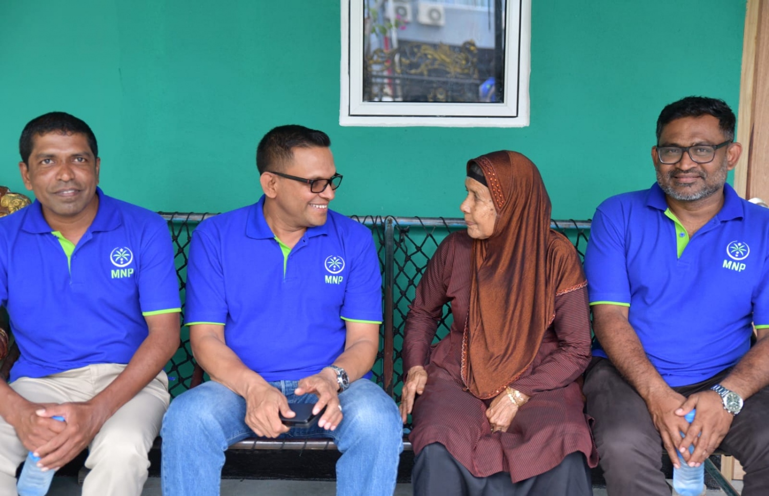 އެމްއެންޕީން ކުރި ކެމްޕެއިން ދަތުރެއްގައި ނާޒިމް އާންމު މީހަކާ ވާހަކަ ދައްކަވަނީ.---ފޮޓޯ: އެމްއެންޕީ