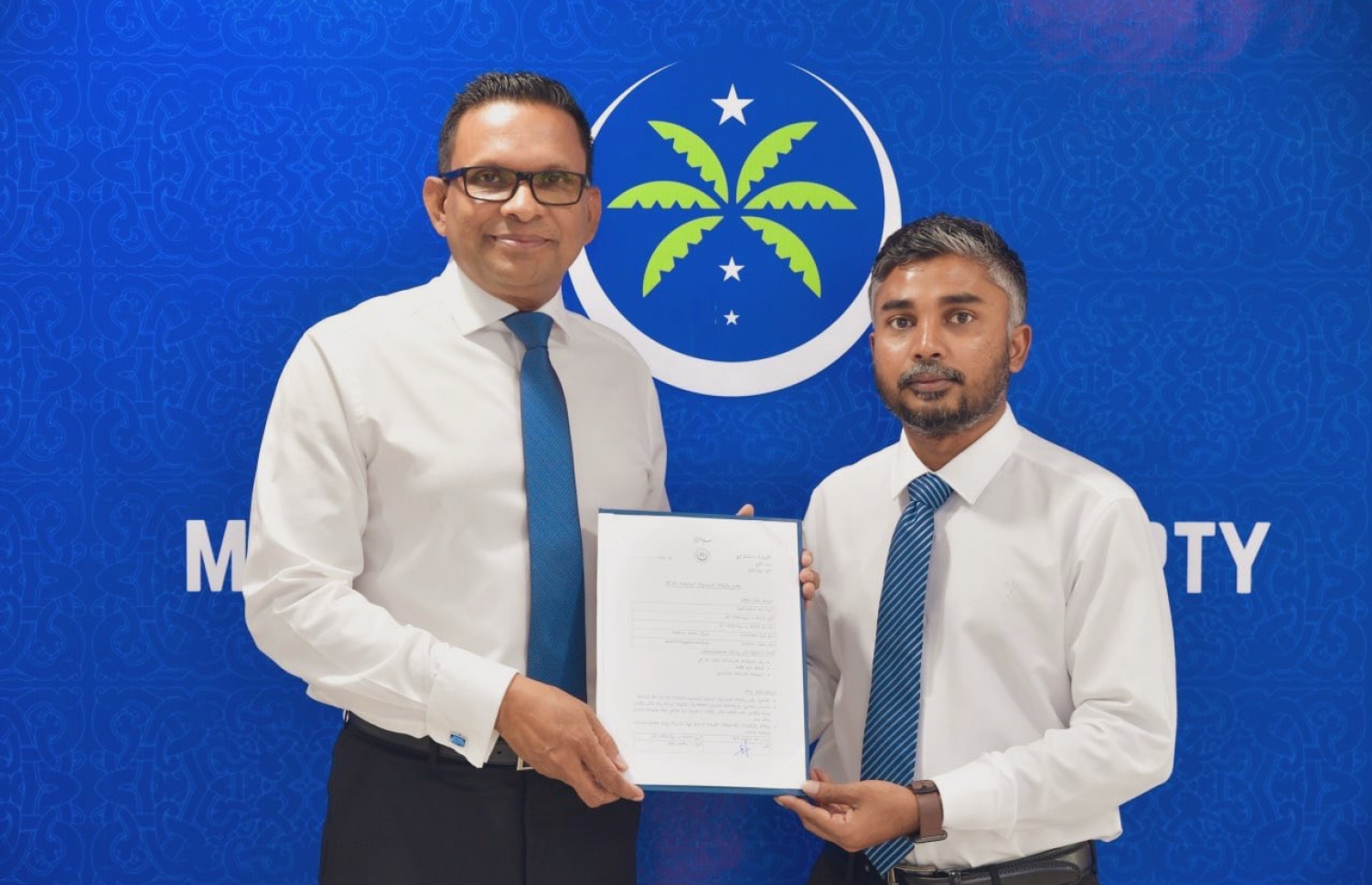 އަންނަ އަހަރުގެ ރިޔާސީ އިންތިހާބުގެ އެމްއެންޕީގެ ޕްރައިމަރީގައި ވާދަކުރައްވަން ނާޒިމް ފޯމު ހުށަހަޅުއްވަނީ: ޕްރައިމަރީ އަށް ކުރިމަތިލެއްވީ ނާޒިމް އެކަނި ކަމަށް ވުމުން އެ ޕާޓީގެ ރިޔާސީ ޓިކެޓް ލިިބިވަޑައިގަތީ އޭނާ އަށް.---ފޮޓޯ: އެމްއެންޕީ