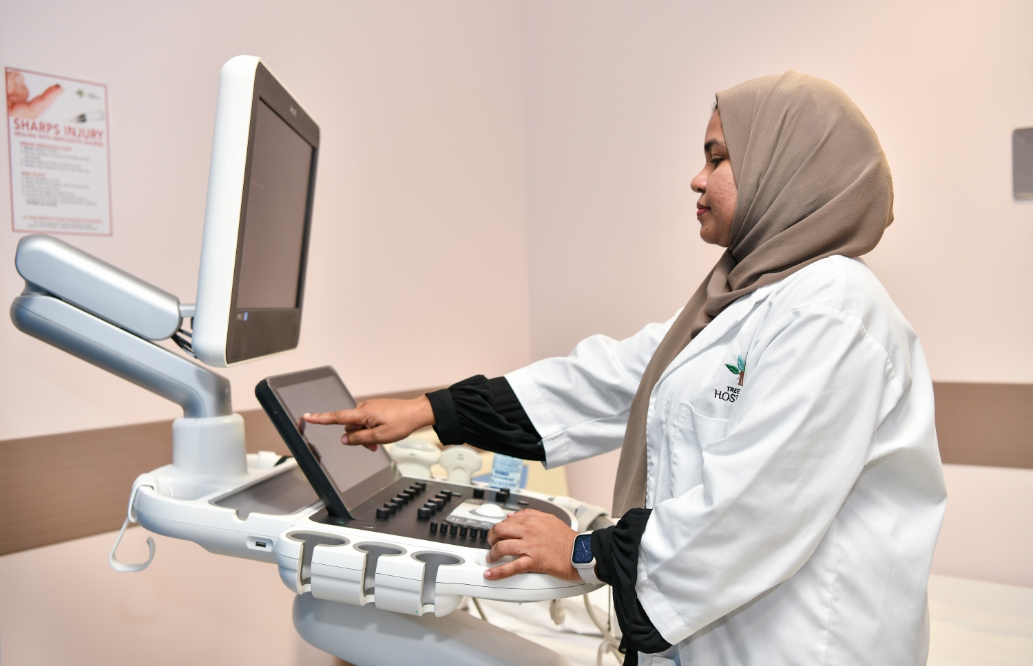 ޑރ. ޒާކިޔާ މަސައްކަތުގައި: ޓްރީޓޮޕް ހޮސްޕިޓަލުން އަންނަނީ އައިވީއެފް ހެދުމަށް މަސައްކަތްކުރަމުން..- ފޮޓޯ: ނިޝާން އަލީ/ މިހާރު