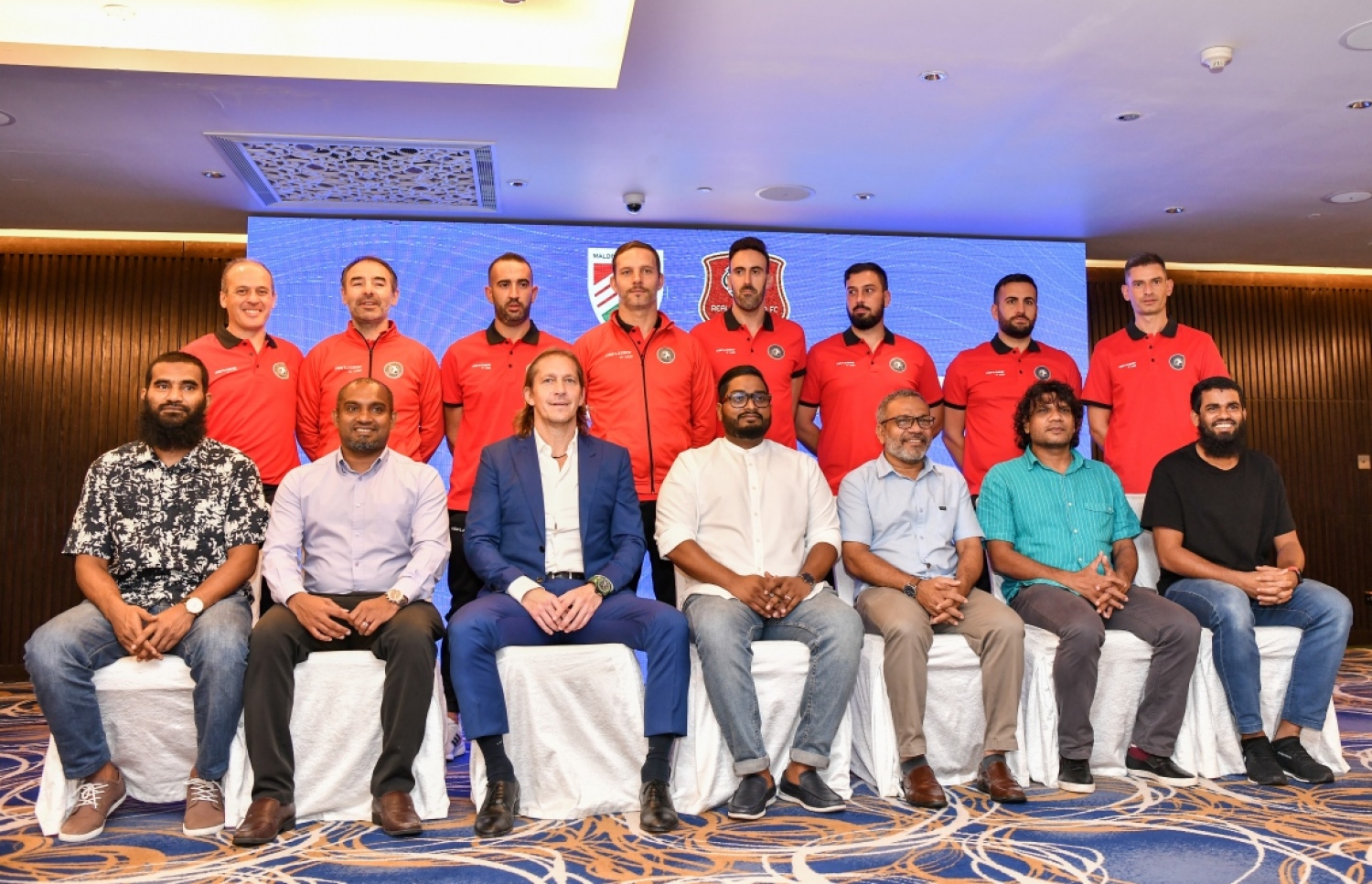 ގައުމީ ފުޓްބޯޅަ ސްކޫލް ހިންގުމަށް ސަލްގާޑޯގެ ކްލަބާއި އެފްއޭއެމް އާ ދެމެދު އެއްބަސްވުމުގައި ސޮއި ކުރުމަށް ހޮޓެލް ޖެންގައި މިދިޔަ އަހަރު އޮކްޓޯބަރު މަހު ބޭއްވި ރަސްމިއްޔާތުގެ ތެރެއިން --- ފައިލް ފޮޓޯ: ފަޔާޒު މޫސާ | މިހާރު