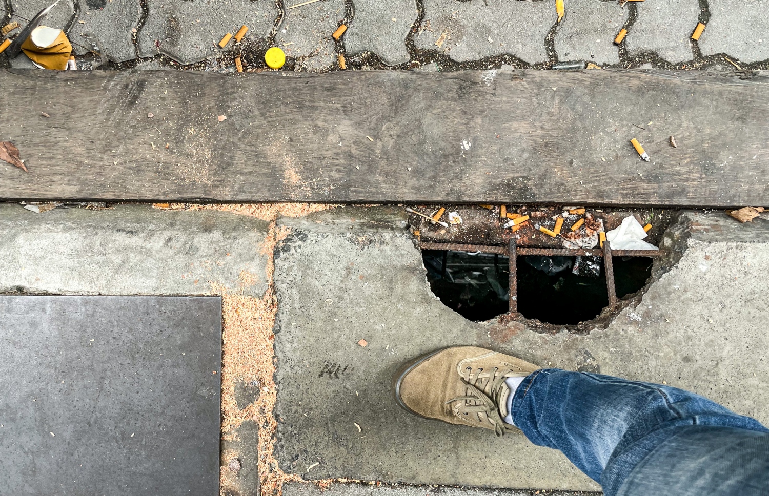 މާލޭގެ މަގެއްގެ ކާނުގަނޑު ހަލާކުވެފައި: ހިނގާވެބިނގާވެ އުޅޭ މީހުންނަށް އުނދަގޫވާ މިންވަރަށް މާލޭގެ ބައެއް މަގުތައް ވަނީ ހަލާކުވެފައި -- ފޮޓޯ: ނިޝާން އަލީ | މިހާރު