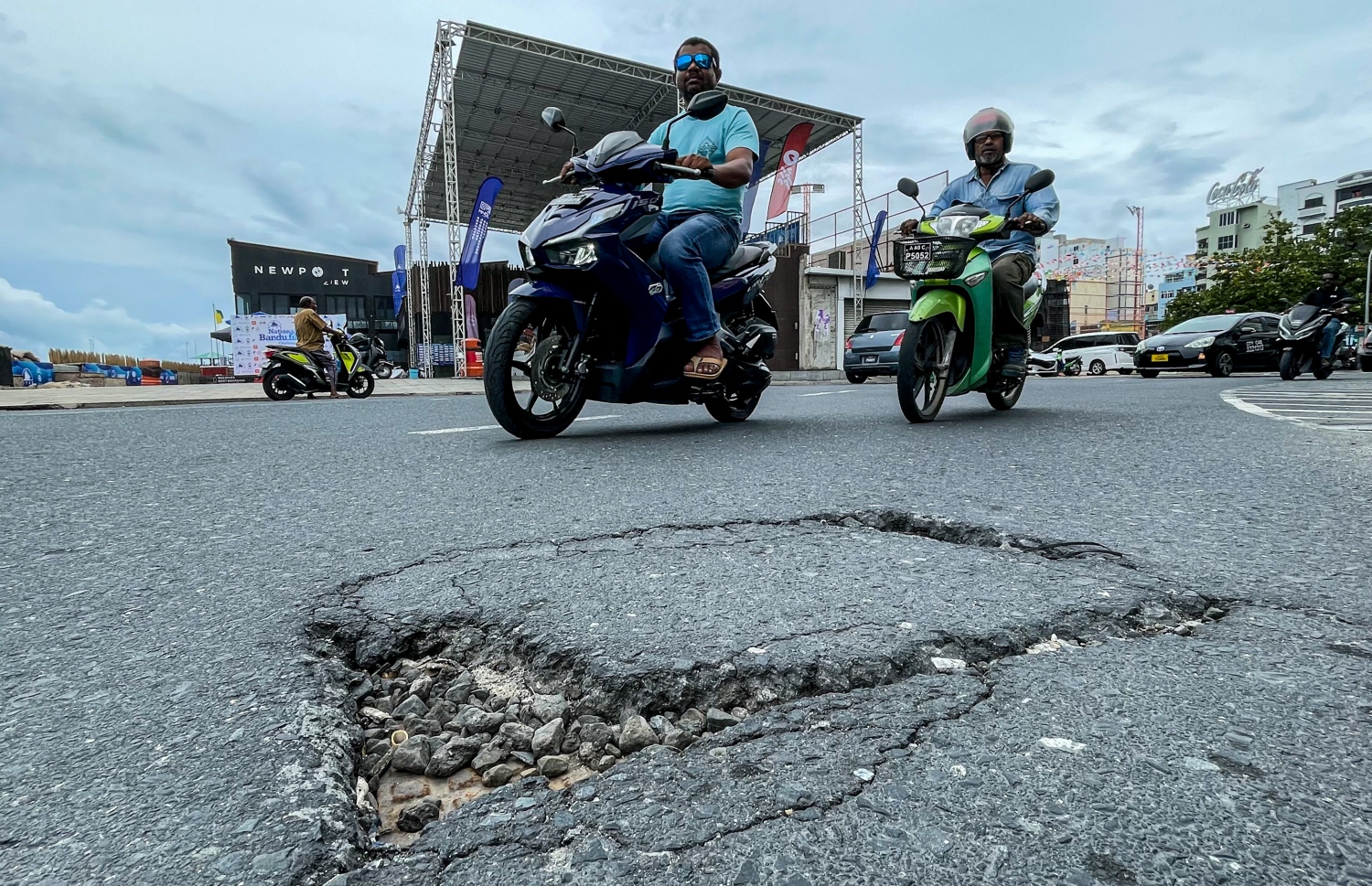 ބޮޑުތަކުރުފާނު މަގުގެ ތާރުގަނޑު ހަލާކުވެފައި: ހިނގާވެބިނގާވެ އުޅޭ މީހުންނަށް އުނދަގޫވާ މިންވަރަށް މާލޭގެ ބައެއް މަގުތައް ވަނީ ހަލާކުވެފައި -- ފޮޓޯ: ނިޝާން އަލީ | މިހާރު