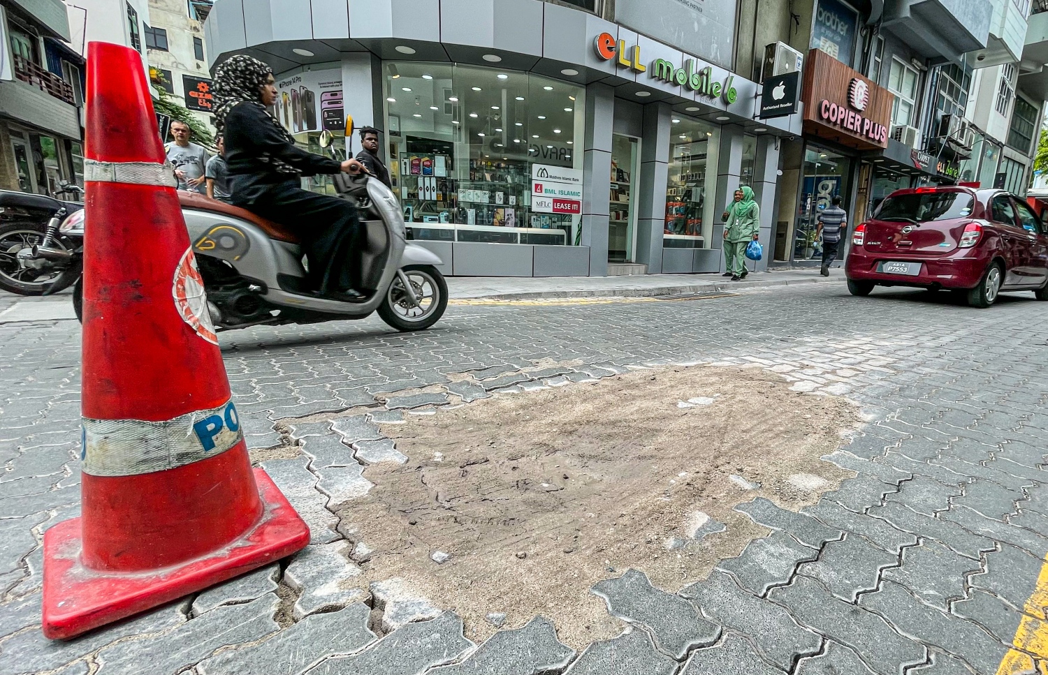 މަސައްކަތެއް ކުރަން މަޖީދީމަގު ކޮނެފައި މާރާމާތުނުކޮށް: ހިނގާވެބިނގާވެ އުޅޭ މީހުންނަށް އުނދަގޫވާ މިންވަރަށް މާލޭގެ ބައެއް މަގުތައް ވަނީ ހަލާކުވެފައި -- ފޮޓޯ: ނިޝާން އަލީ | މިހާރު