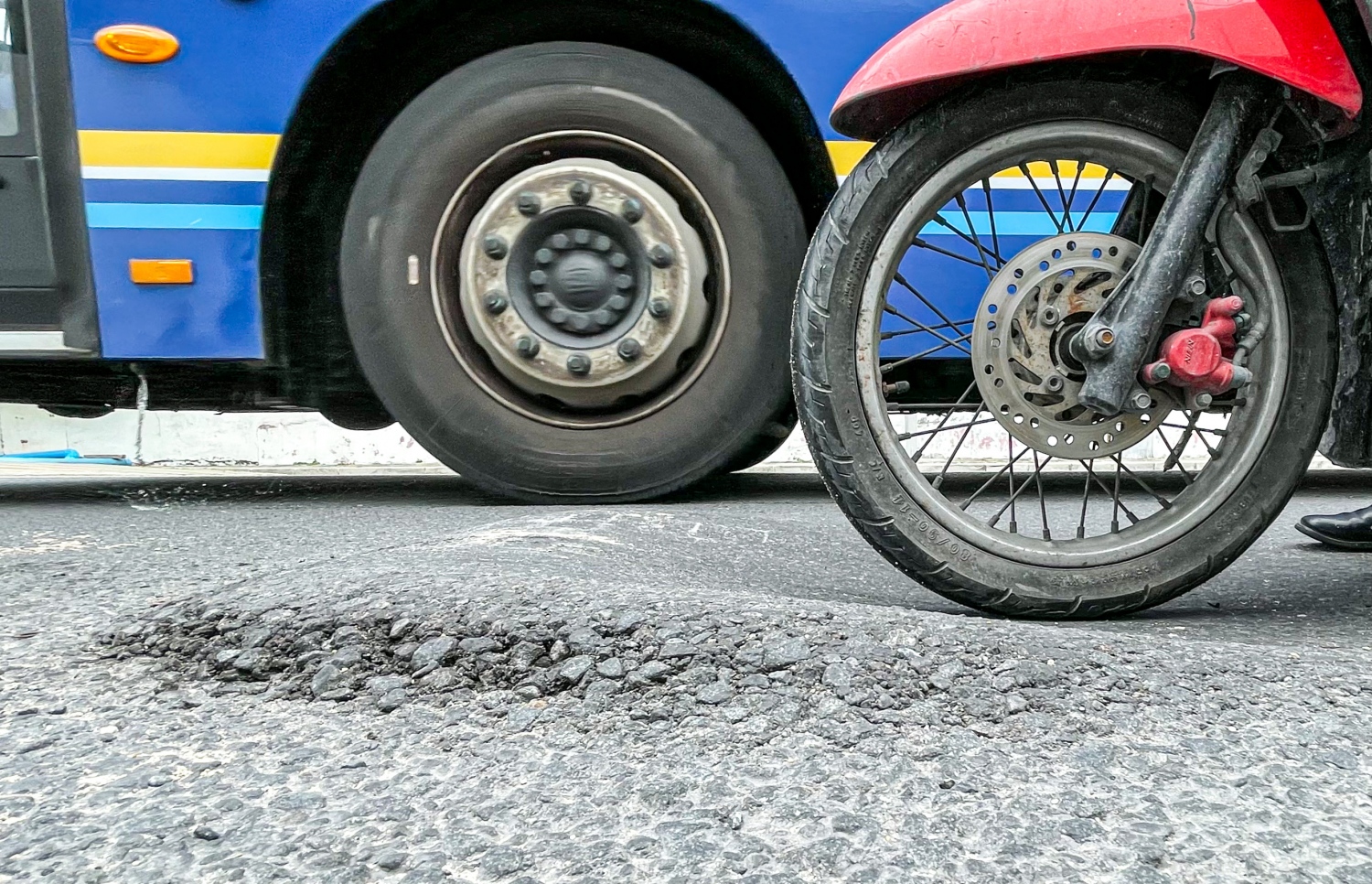 ބޮޑުތަކުރުފާނު މަގުގެ ތާރުގަނޑު ހަލާކުވެގެން ވަޅުގަނޑު ހެދިފައި: ހިނގާވެބިނގާވެ އުޅޭ މީހުންނަށް އުނދަގޫވާ މިންވަރަށް މާލޭގެ ބައެއް މަގުތައް ވަނީ ހަލާކުވެފައި -- ފޮޓޯ: ނިޝާން އަލީ | މިހާރު