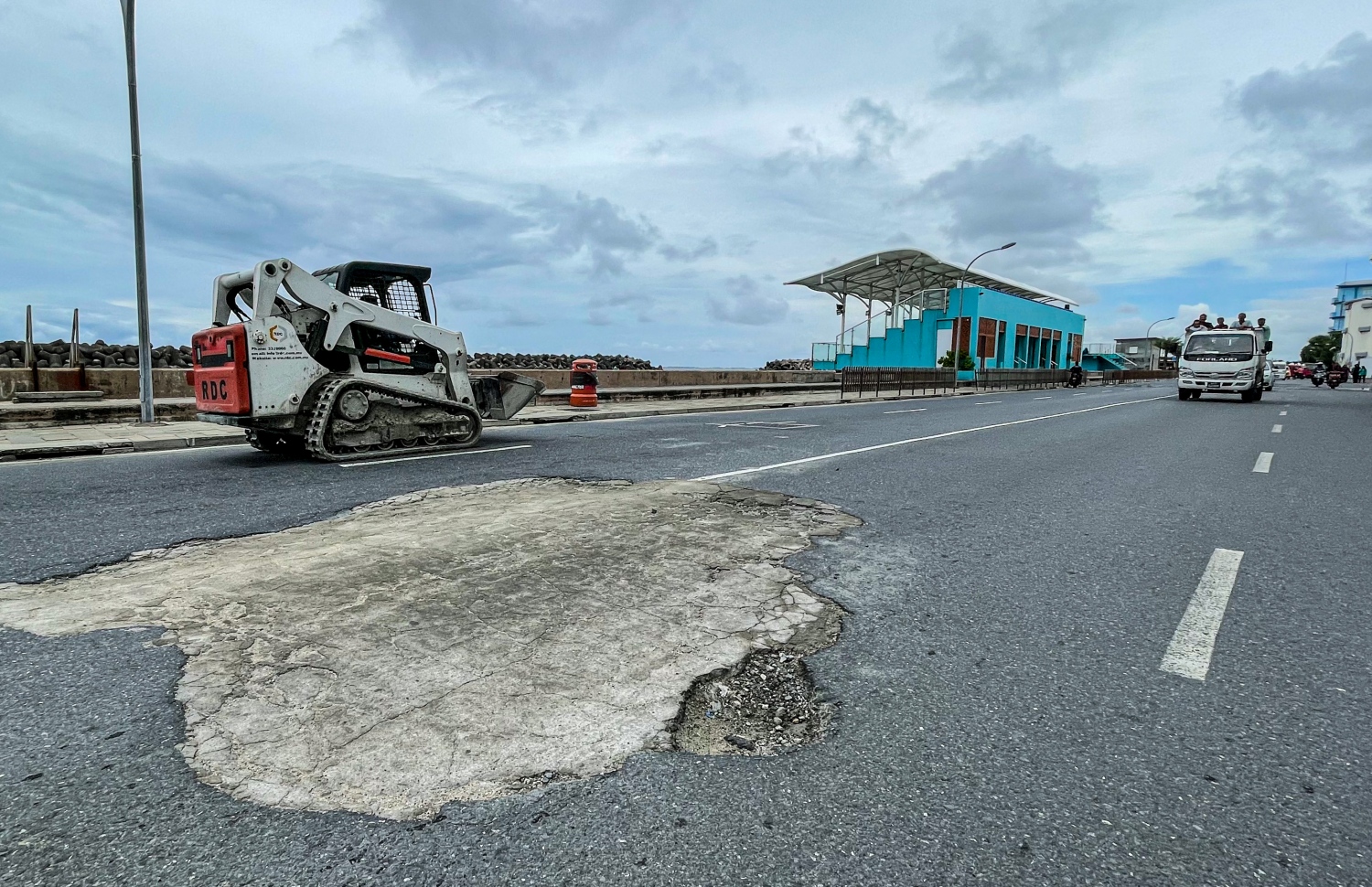 މަސައްކަތެއް ކުރަން ބޮޑުތަކުރުފާނު މަގުގެ ތާރު ކަފައިފައި މަގުގައި ތަޅުން އަޅައިފައި: ހިނގާވެބިނގާވެ އުޅޭ މީހުންނަށް އުނދަގޫވާ މިންވަރަށް މާލޭގެ ބައެއް މަގުތައް ވަނީ ހަލާކުވެފައި -- ފޮޓޯ: ނިޝާން އަލީ | މިހާރު