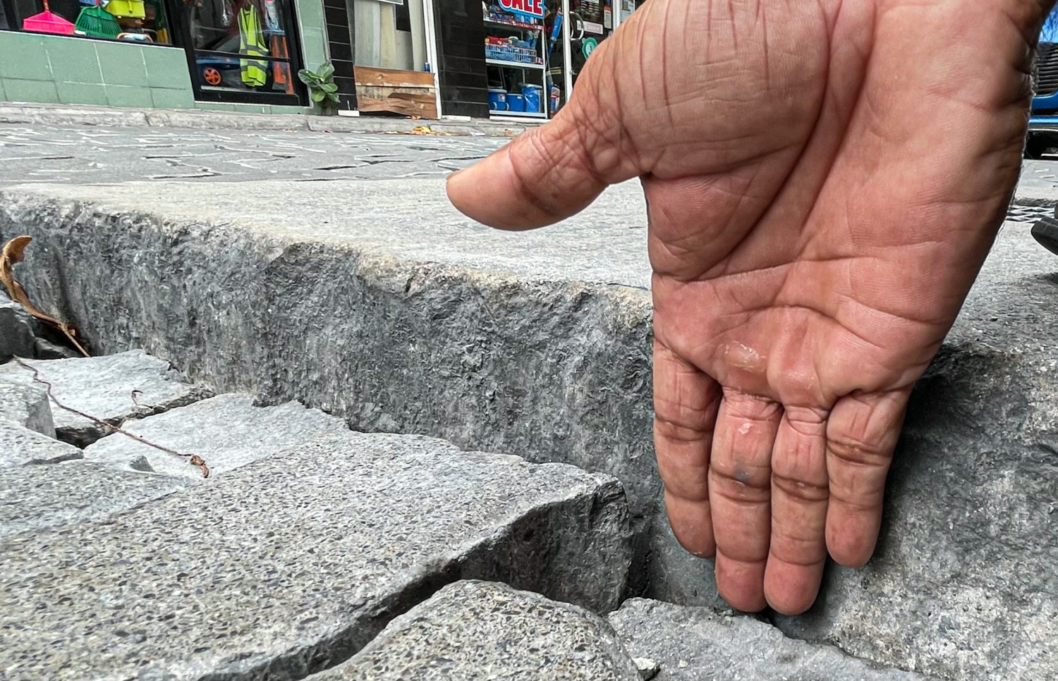 މާލޭގެ މަގެއްގެ ޖަންކްޝަންގެ މަތިގަނޑު މައްޗަށް އަރައިފައި: ހިނގާވެބިނގާވެ އުޅޭ މީހުންނަށް އުނދަގޫވާ މިންވަރަށް މާލޭގެ ބައެއް މަގުތައް ވަނީ ހަލާކުވެފައި -- ފޮޓޯ: ނިޝާން އަލީ | މިހާރު