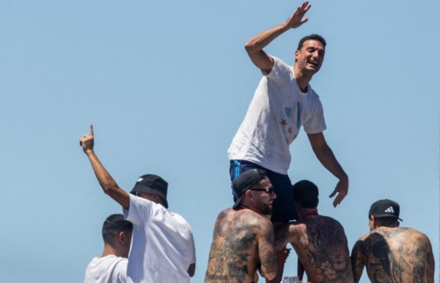 ވޯލްޑް ކަޕުގެ ތަށި ހިފައިގެން އާޖެންޓީނާ ކުޅުންތެރިން އެ ގައުމުގެ ވެރިރަށް ބީނޯސް އޭރީޒްގައި ބޭއްވި ބަސް ޕެރޭޑުގައި ޓީމުގެ ކުޅުންތެރިން އުފާފާޅުކުރަނީ: މިއީ އާޖެންޓީނާ ވޯލްޑް ކަޕް ތަށި އުފުލާލި ތިންވަނަ ފަހަރު.-- ފޮޓޯ: އޭއެފްޕީ