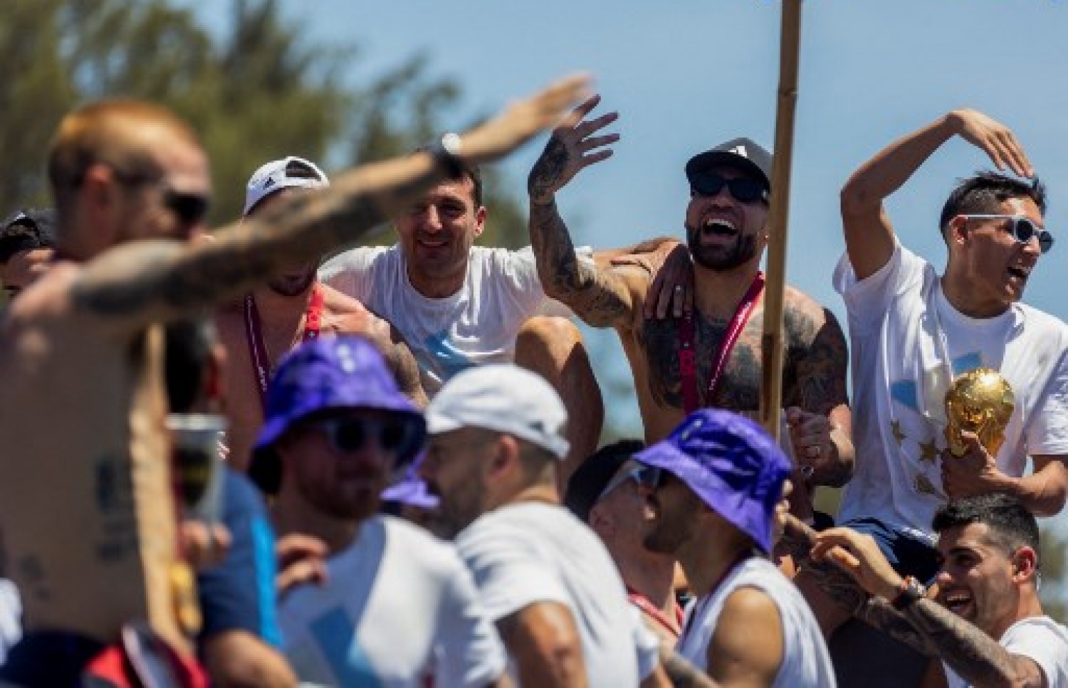 ވޯލްޑް ކަޕުގެ ތަށި ހިފައިގެން އާޖެންޓީނާ ކުޅުންތެރިން އެ ގައުމުގެ ވެރިރަށް ބީނޯސް އޭރީޒްގައި ބޭއްވި ބަސް ޕެރޭޑުގައި ޓީމުގެ ކުޅުންތެރިން އުފާފާޅުކުރަނީ: މިއީ އާޖެންޓީނާ ވޯލްޑް ކަޕް ތަށި އުފުލާލި ތިންވަނަ ފަހަރު.-- ފޮޓޯ: އޭއެފްޕީ