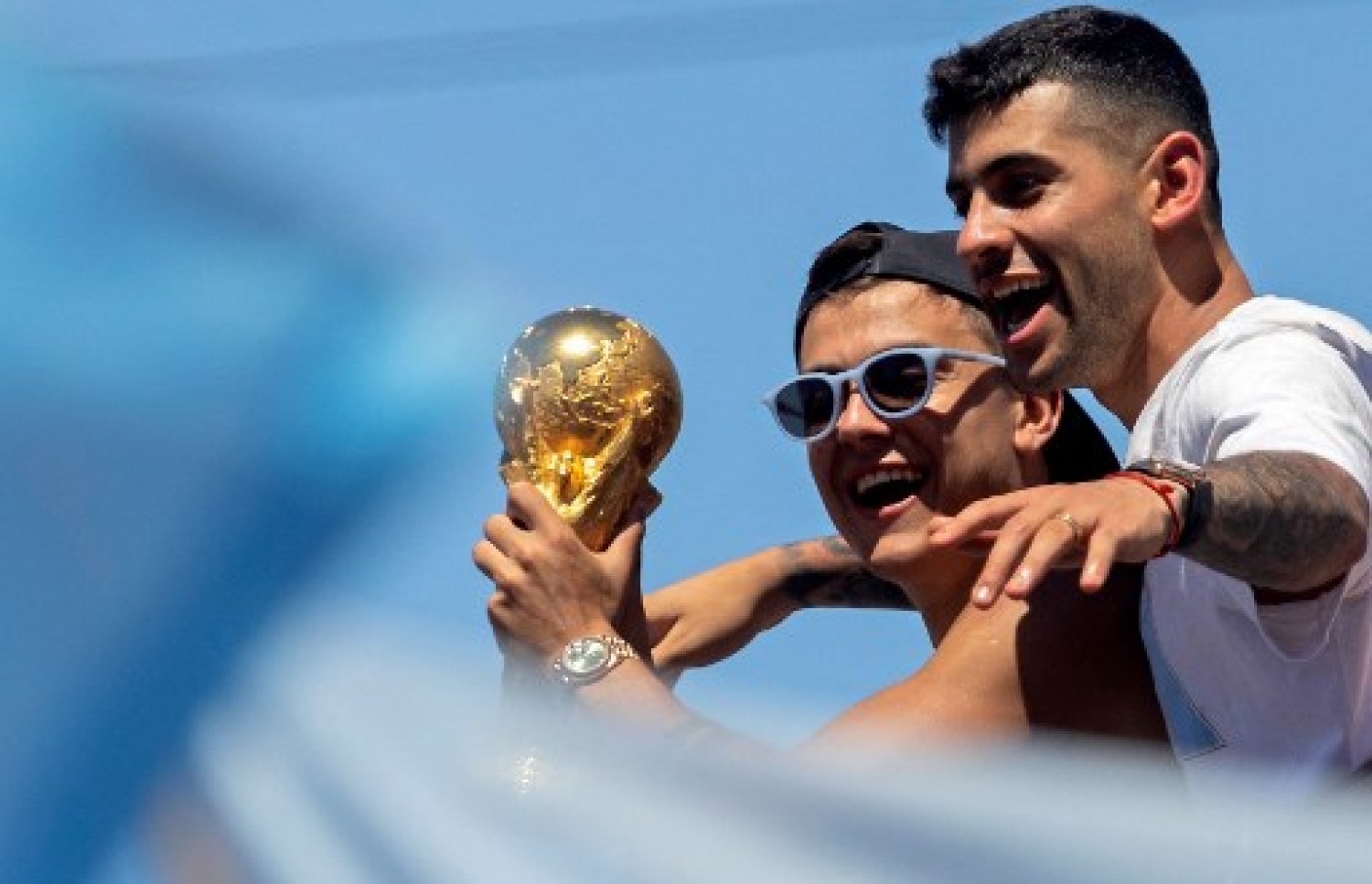 ވޯލްޑް ކަޕުގެ ތަށި ހިފައިގެން އާޖެންޓީނާ ކުޅުންތެރިން އެ ގައުމުގެ ވެރިރަށް ބީނޯސް އޭރީޒްގައި ބޭއްވި ބަސް ޕެރޭޑުގައި ޓީމުގެ ކުޅުންތެރިން އުފާފާޅުކުރަނީ: މިއީ އާޖެންޓީނާ ވޯލްޑް ކަޕް ތަށި އުފުލާލި ތިންވަނަ ފަހަރު.-- ފޮޓޯ: އޭއެފްޕީ