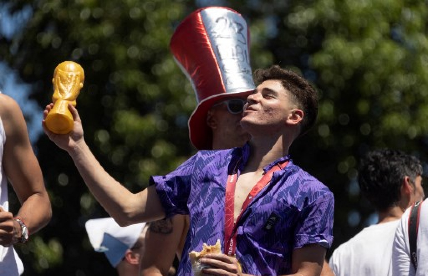 ވޯލްޑް ކަޕުގެ ތަށި ހިފައިގެން އާޖެންޓީނާ ކުޅުންތެރިން އެ ގައުމުގެ ވެރިރަށް ބީނޯސް އޭރީޒްގައި ބޭއްވި ބަސް ޕެރޭޑުގައި ޓިމުގެ ކުޅުނތެރިއަކު އުފާފާޅުކުރަނީ: މިއީ އާޖެންޓީނާ ވޯލްޑް ކަޕް ތަށި އުފުލާލި ތިންވަނަ ފަހަރު.-- ފޮޓޯ: އޭއެފްޕީ