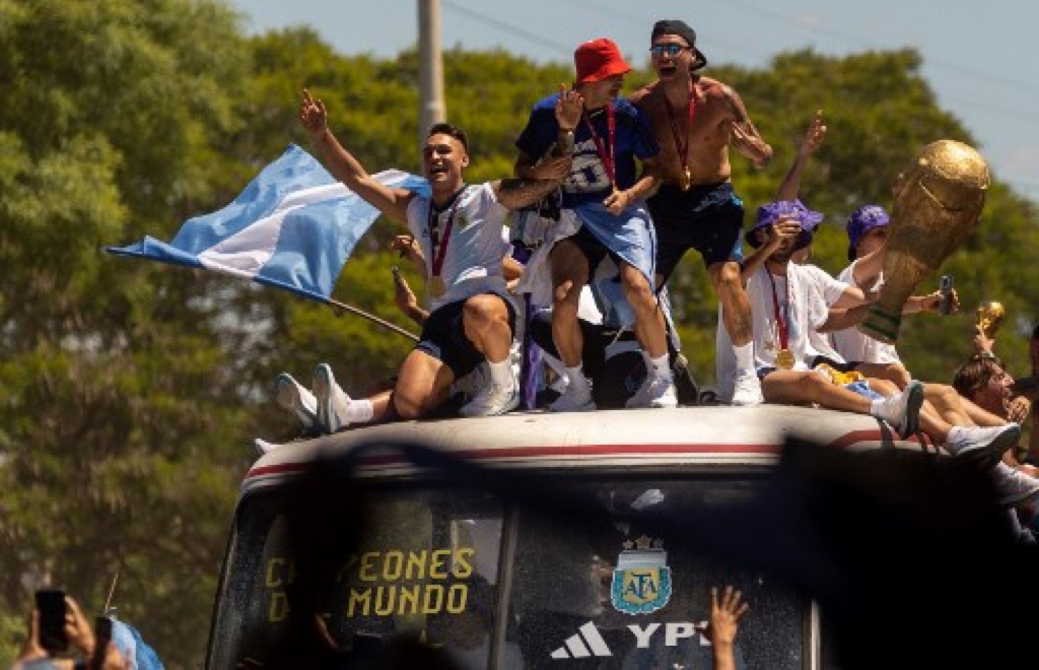 ވޯލްޑް ކަޕުގެ ތަށި ހިފައިގެން އާޖެންޓީނާ ކުޅުންތެރިން އެ ގައުމުގެ ވެރިރަށް ބީނޯސް އޭރީޒްގައި ބޭއްވި ބަސް ޕެރޭޑުގައި ކުޅުންތެރިން އުފާފާޅުކުރަނީ: މިއީ އާޖެންޓީނާ ވޯލްޑް ކަޕް ތަށި އުފުލާލި ތިންވަނަ ފަހަރު.-- ފޮޓޯ: އޭއެފްޕީ