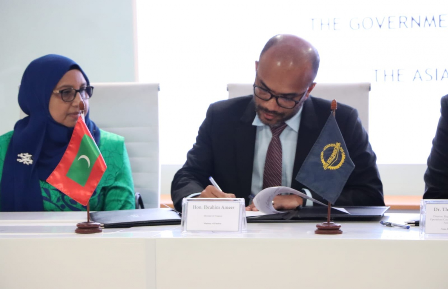 މިންތީގެ ހަމަހަމަކަން ގާއިމްކުރުމަށް ދިވެހި ސަރުކާރުން ހިންގާ މަޝްރޫއަކަށް އޭޝިއަން ޑިވެލޮޕްމަންޓް ބޭންކް (އޭޑީބީ) އާއި ޖަޕާނުން ދޭ މާލީ އެހީގެ އެއްބަސްވުމުގައި ސޮއިކުރުމަށް ބޭއްވި ރަސްމިއްޔާތުގައި ފިނޭންސް މިނިސްޓަރު އިބްރާހިމް އަމީރް އާއި ޖެންޑާ މިނިސްޓަރު އައިޝަތު މުހައްމަދު ދީދީ -- ފޮޓޯ: ފިނޭންސް މިނިސްޓްރީ