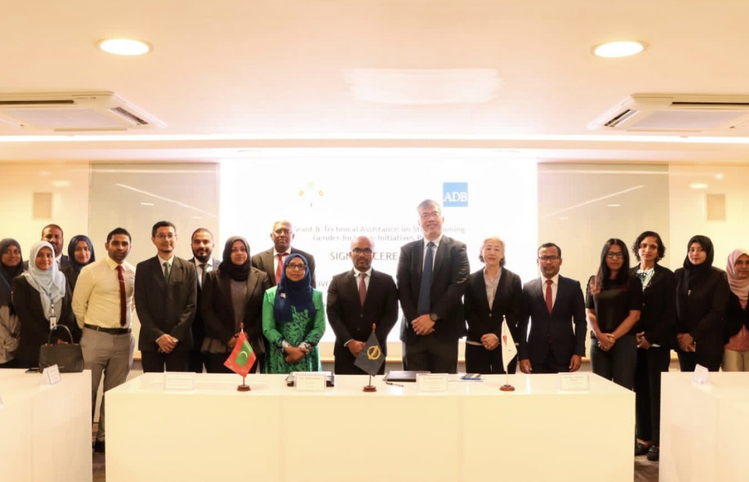 މިންތީގެ ހަމަހަމަކަން ގާއިމްކުރުމަށް ދިވެހި ސަރުކާރުން ހިންގާ މަޝްރޫއަކަށް އޭޝިއަން ޑިވެލޮޕްމަންޓް ބޭންކް (އޭޑީބީ) އާއި ޖަޕާނުން ދޭ މާލީ އެހީގެ އެއްބަސްވުމުގައި ސޮއިކުރުމަށް ބޭއްވި ރަސްމިއްޔާތު -- ފޮޓޯ: ފިނޭންސް މިނިސްޓްރީ