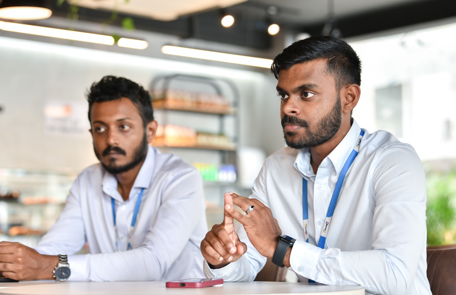 ބީސީސީގެ ޑެފިިއުޓީ މެނޭޖަރު މުހައްމަދު އީމާން އަހުމަދު އާއި ޗީފް ކޮމާޝަލް އޮފިސަރު ސާމިހު އާދަމް "މިހާރު" އަށް އިންޓަވިއު ދެއްވަނީ-- ފޮޓޯ: ފަޔާޒް މޫސާ/ މިހާރު