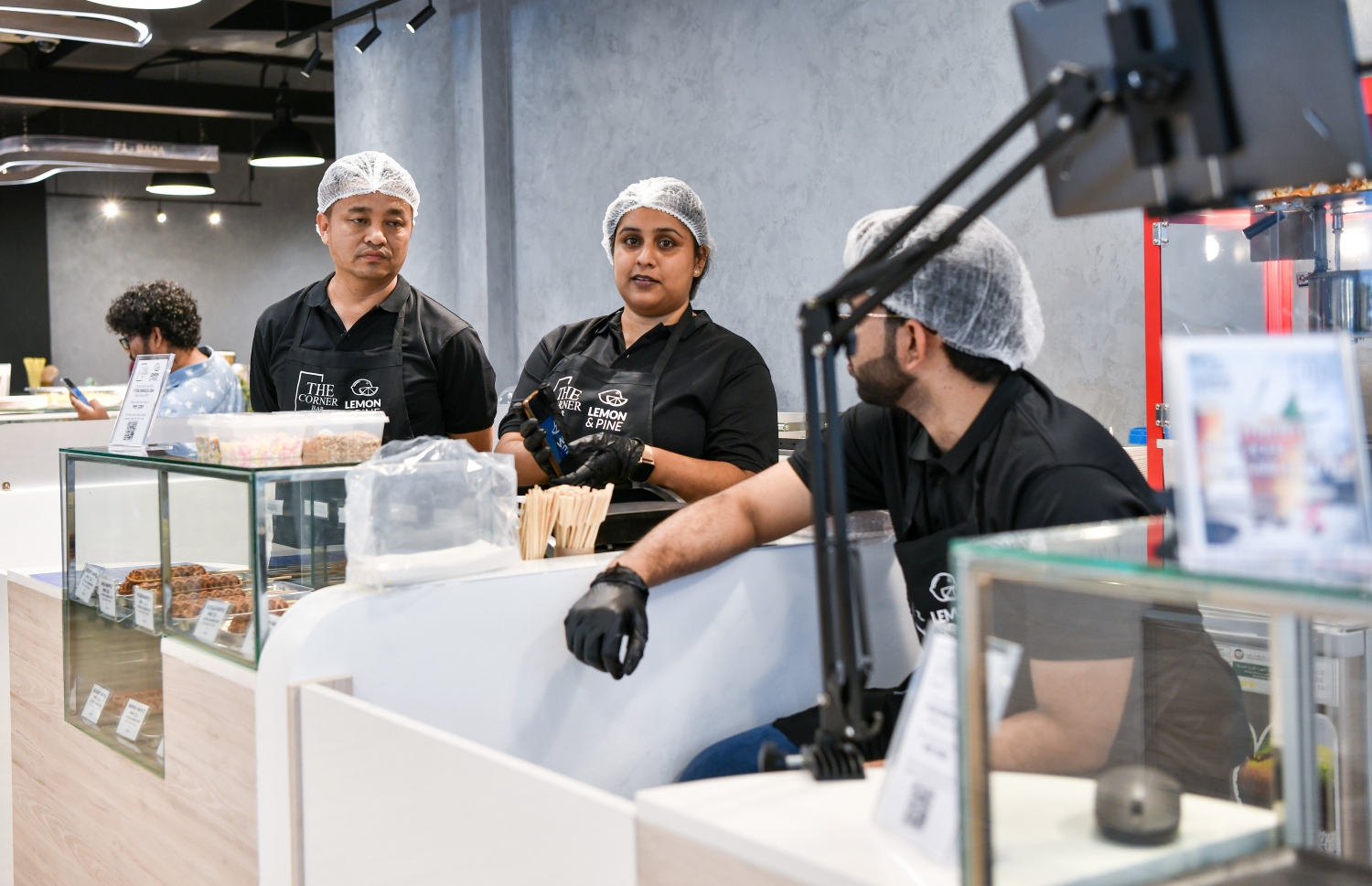 "ދަ ކޯނާ ބާ" އެތަނުގައި ތަކެތި ސާވް ކޮށްދޭ މުވައްޒަފުން-- ފޮޓޯ: ފަޔާޒް މޫސާ/ މިހާރު