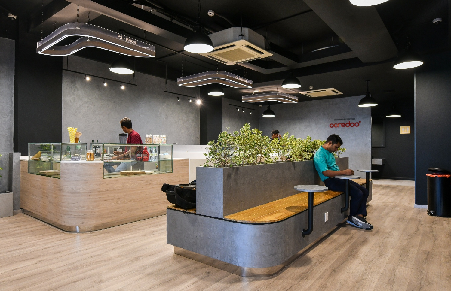 އެސްއެމްއީ ހަބްގެ ދެވަނަ ފްލޯގެ ބައެއް ކިއޯސްކްތައް: އެތަނުގައި ހުންނަނީ ކާން މީހުންނަށް މަޑުކޮށްލައިގެން ވެސް ތިބެވޭ ގޮތަށް-- ފޮޓޯ: ފަޔާޒް މޫސާ/ މިހާރު